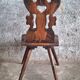 Chaise paysanne alpine sculptée datée 1814 – bois massif