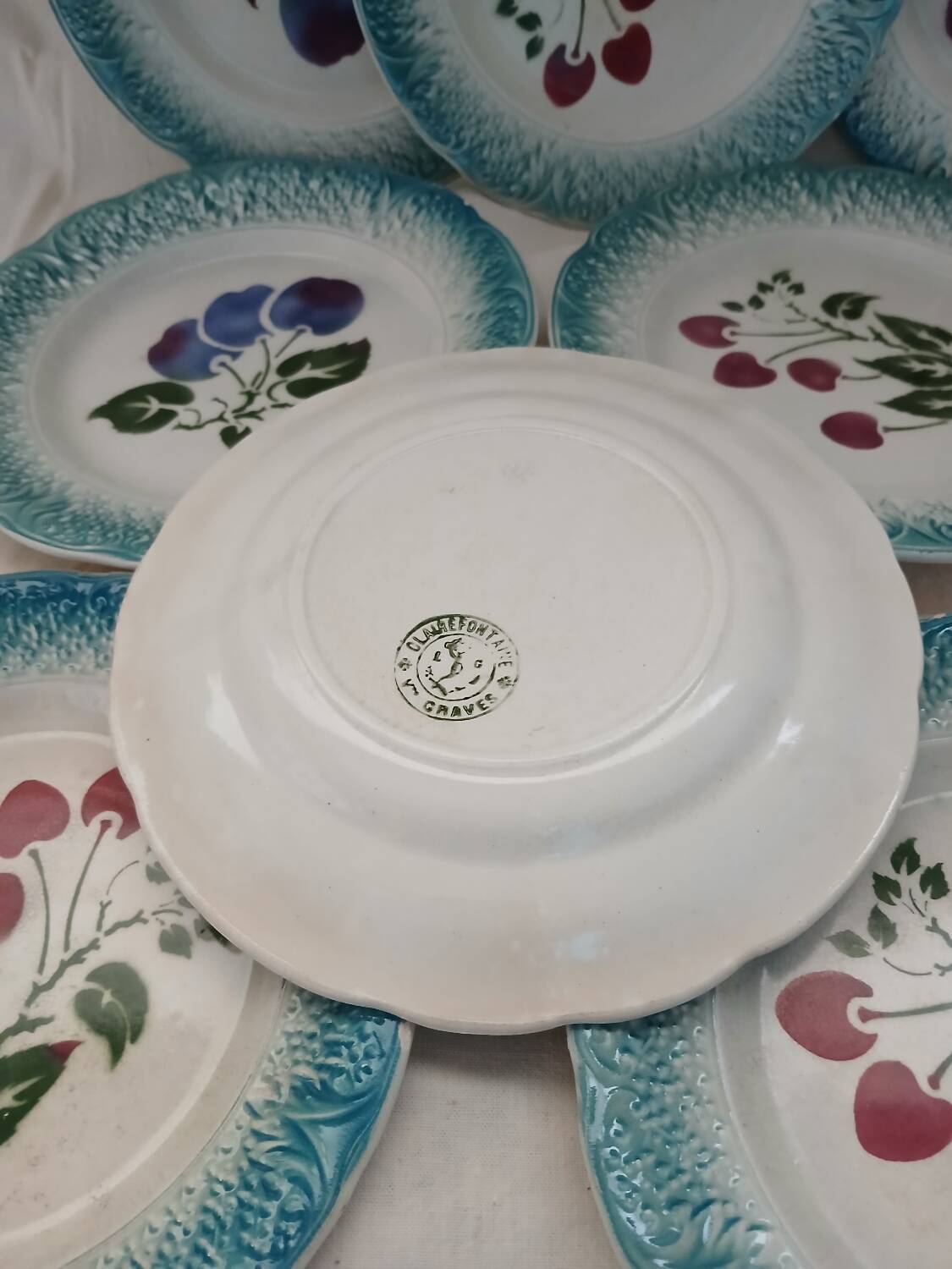 8 assiettes à dessert anciennes en barbotine