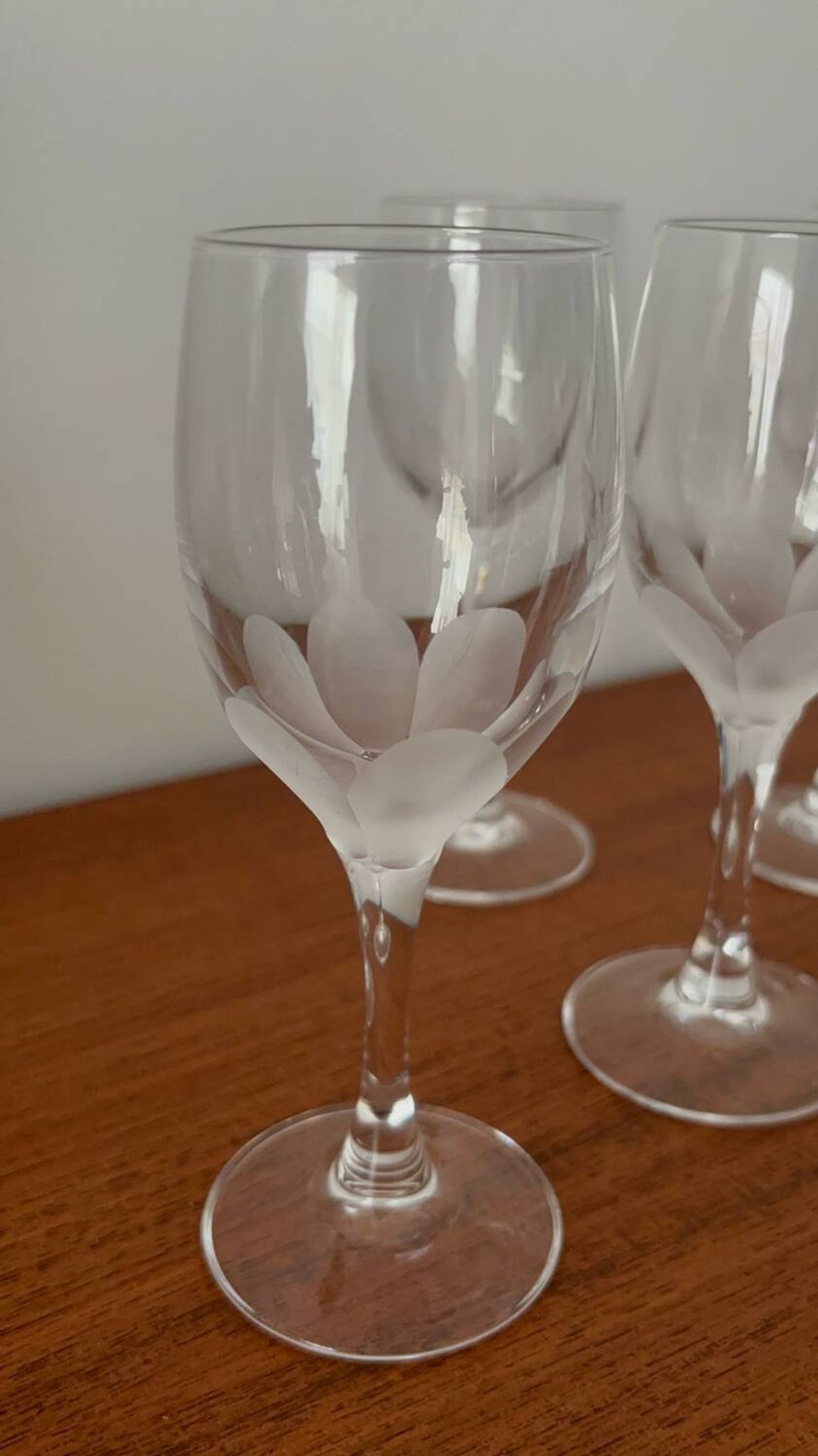 Set of engraved crystal white wine glasses – Elegant vintage glasses