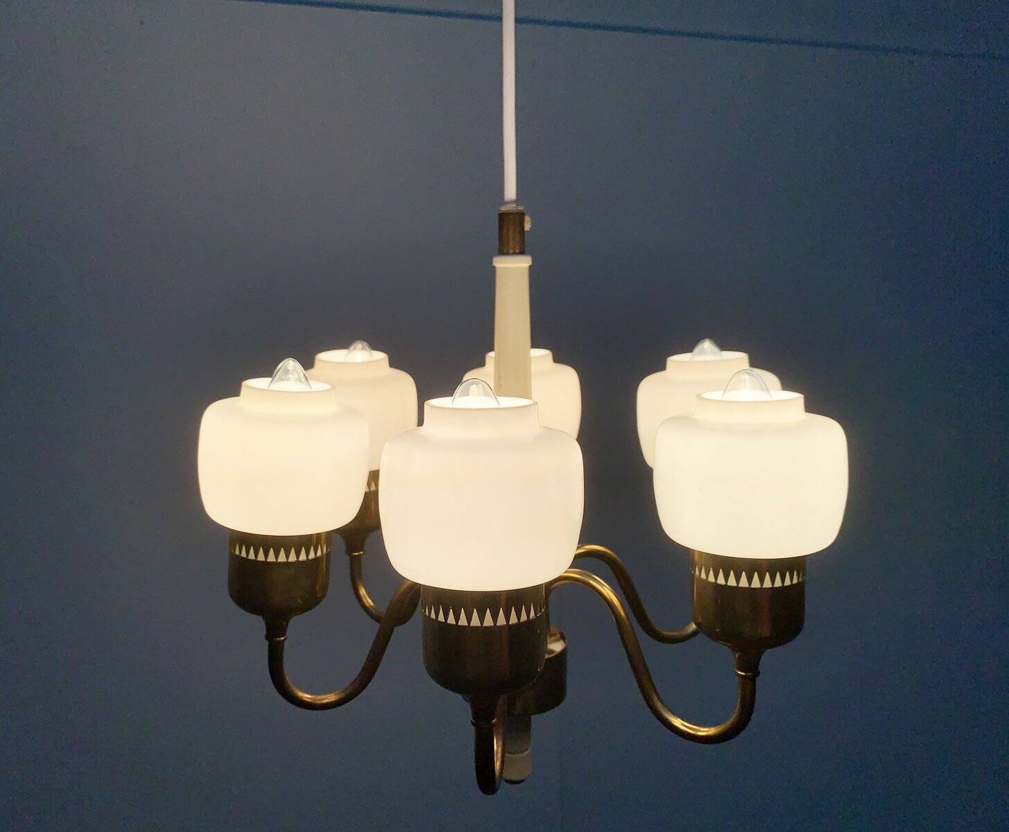 Swedish chandelier T526 from the mid-century by Hans-Agne Jakobsson for Hans-Agne Jakobsson AB.