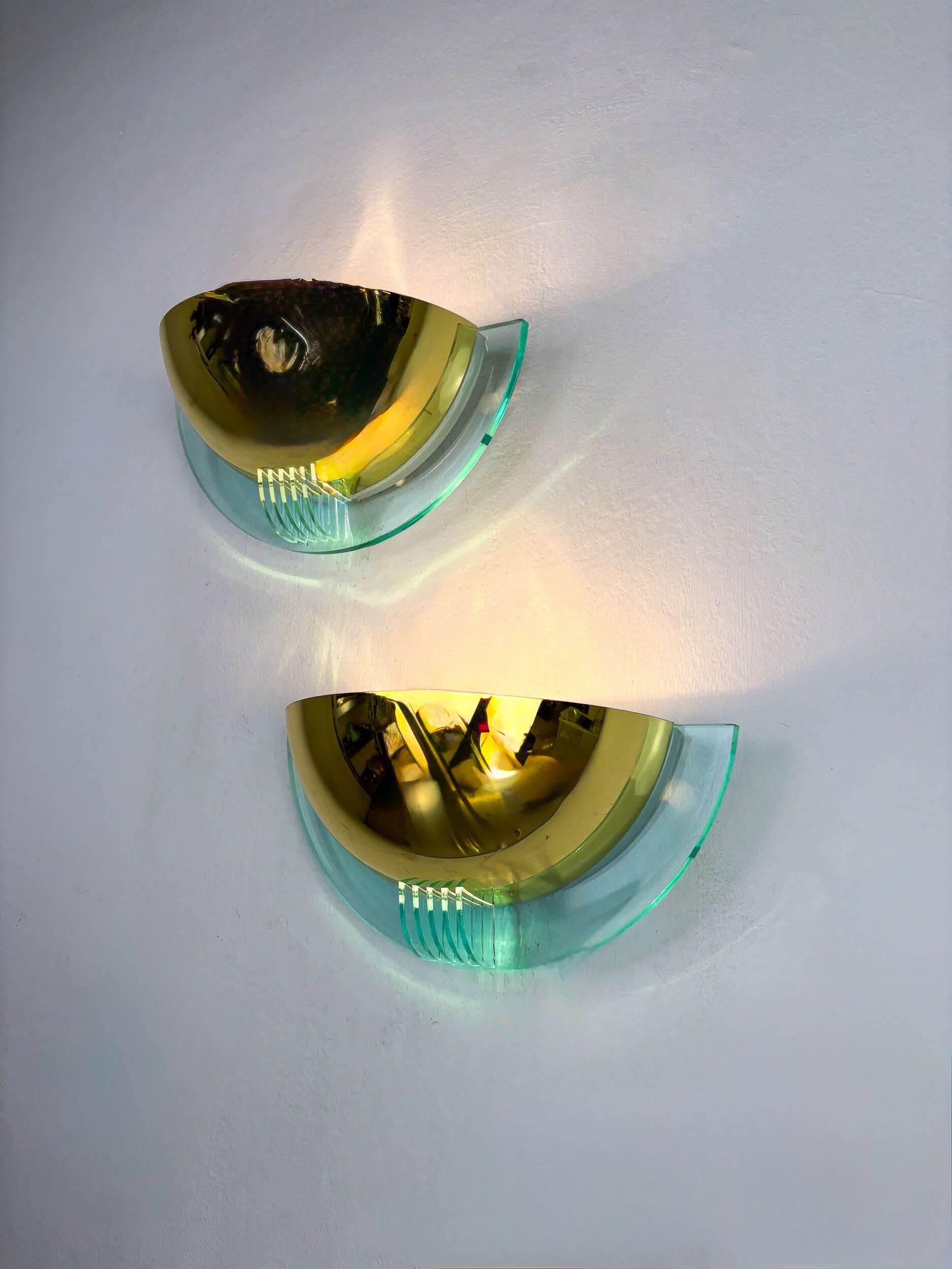 Paire d'appliques murales en demi-lune au design moderniste par Fase, Espagne, années 1980.