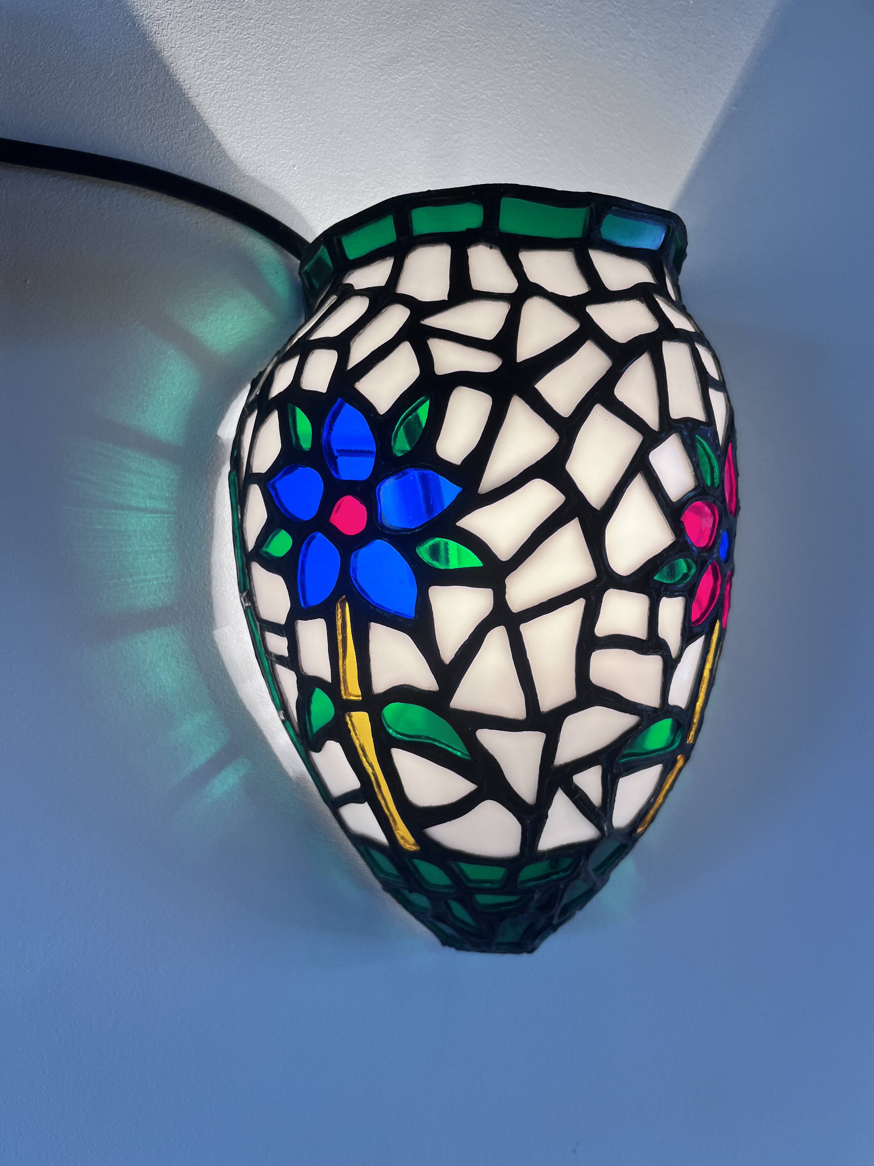 Paire d’appliques murales style Tiffany en mosaïque de verre coloré