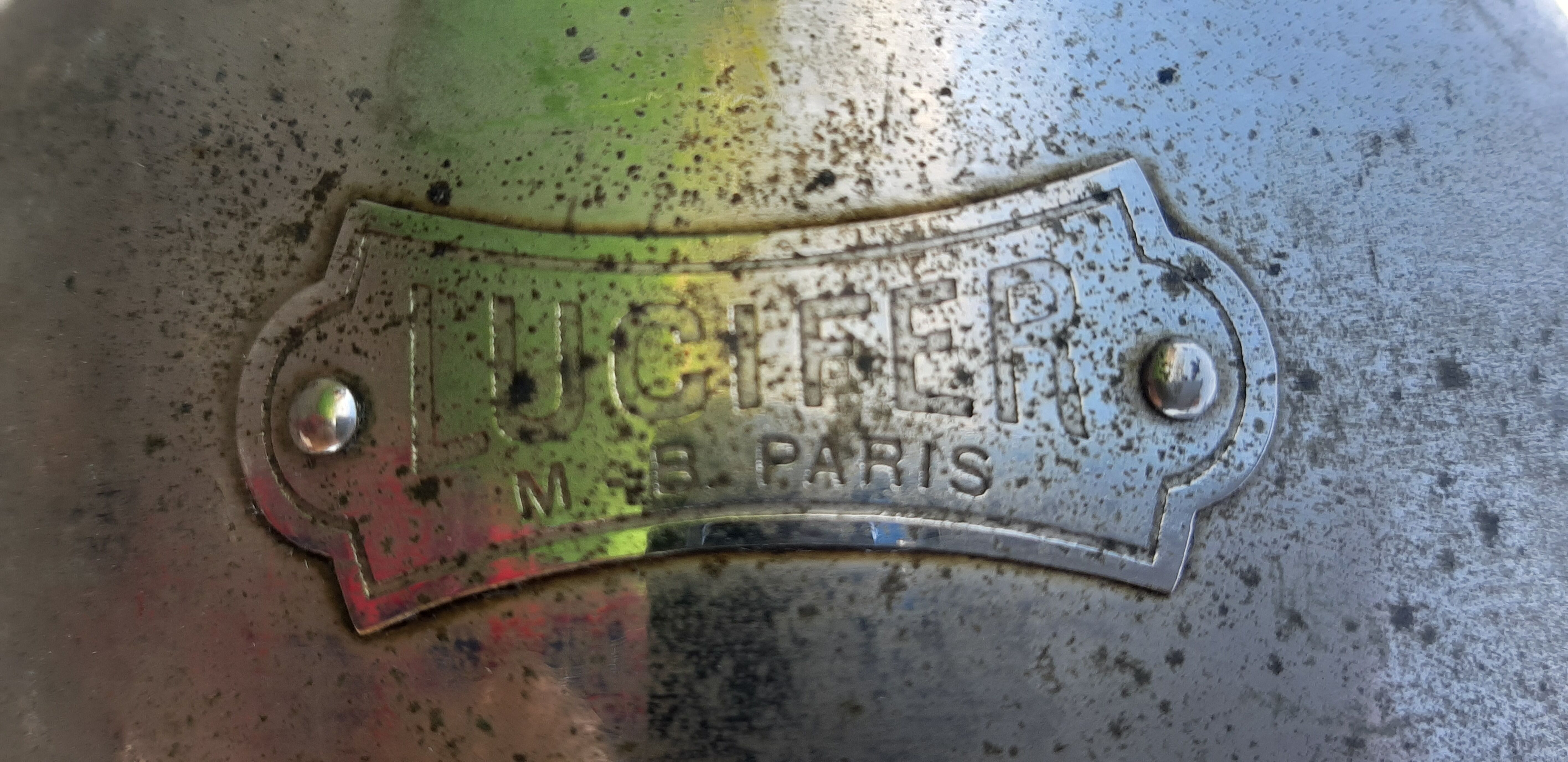 Lampe industrielle sur pied