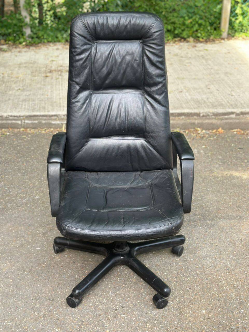 Fauteuil de bureau présidentiel ou de direction vintage en cuir noir 1990