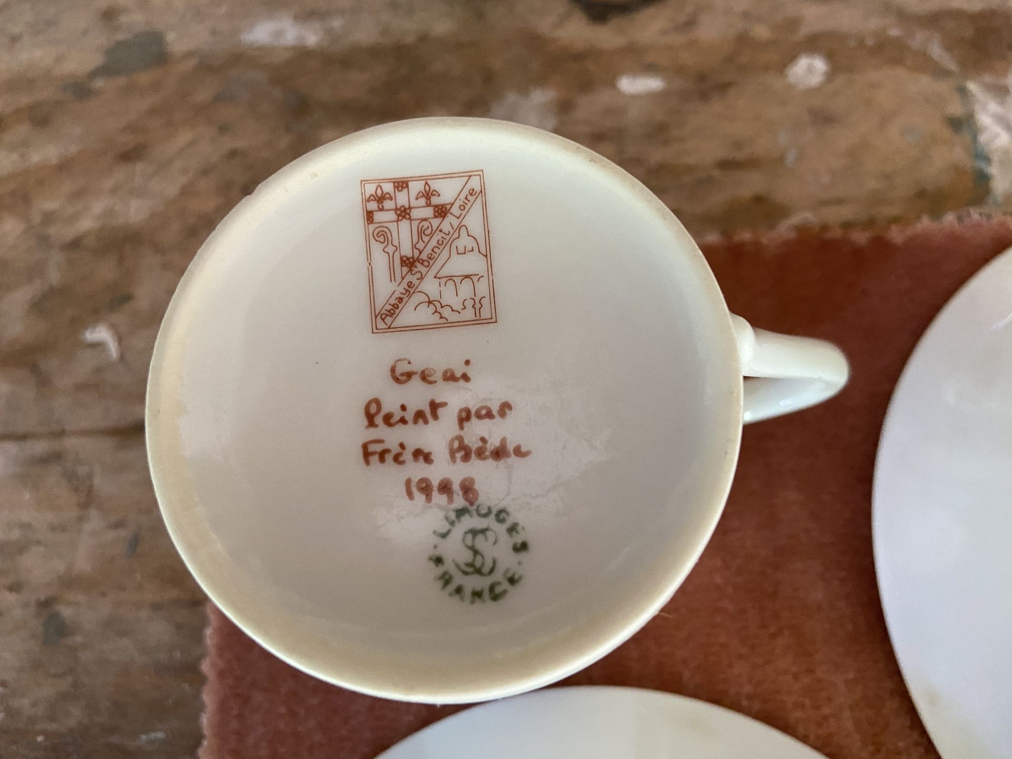Deux tasses en porcelaine monastiques