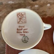 Deux tasses en porcelaine monastiques
