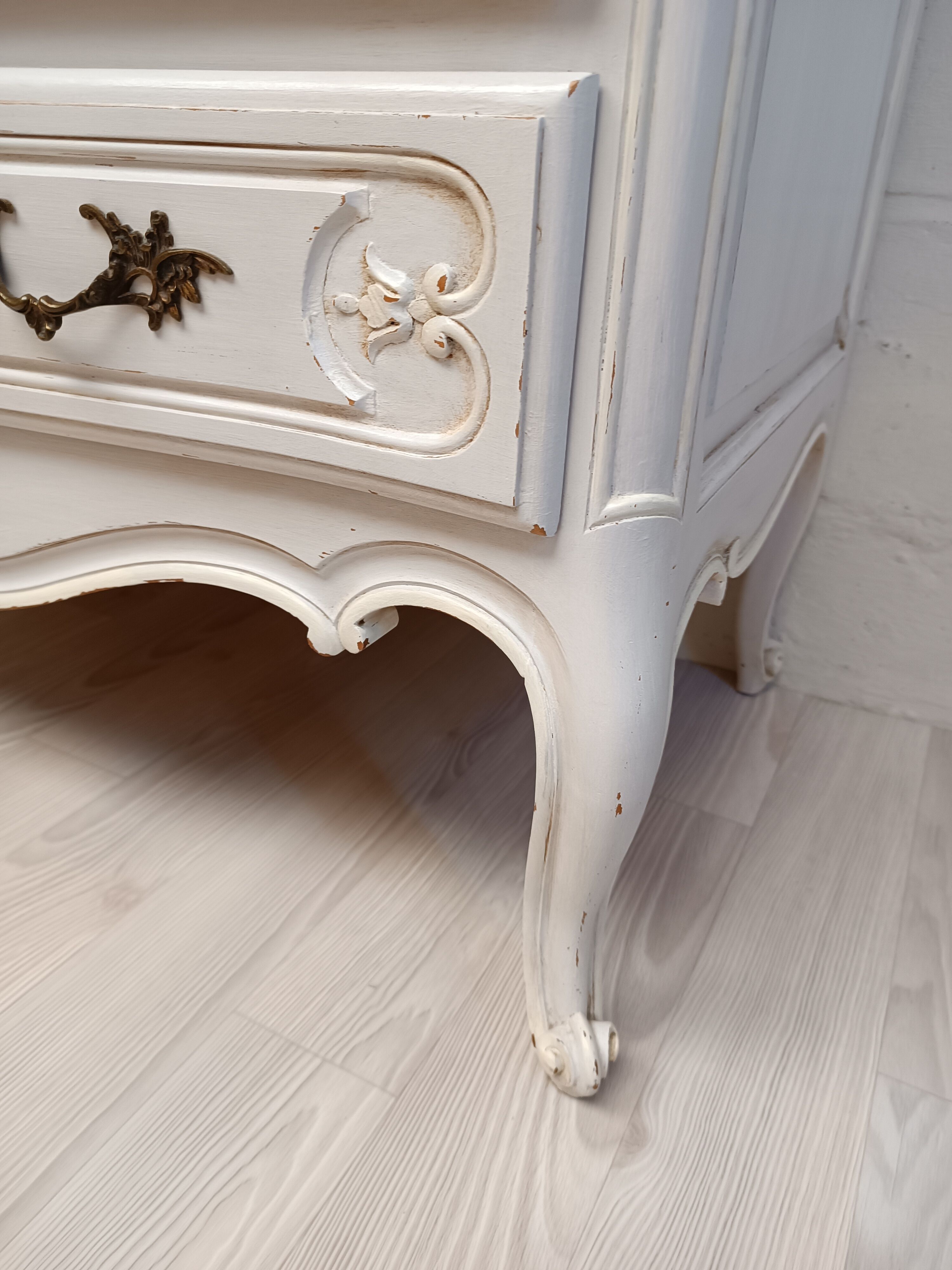 Patinated white chest of drawers