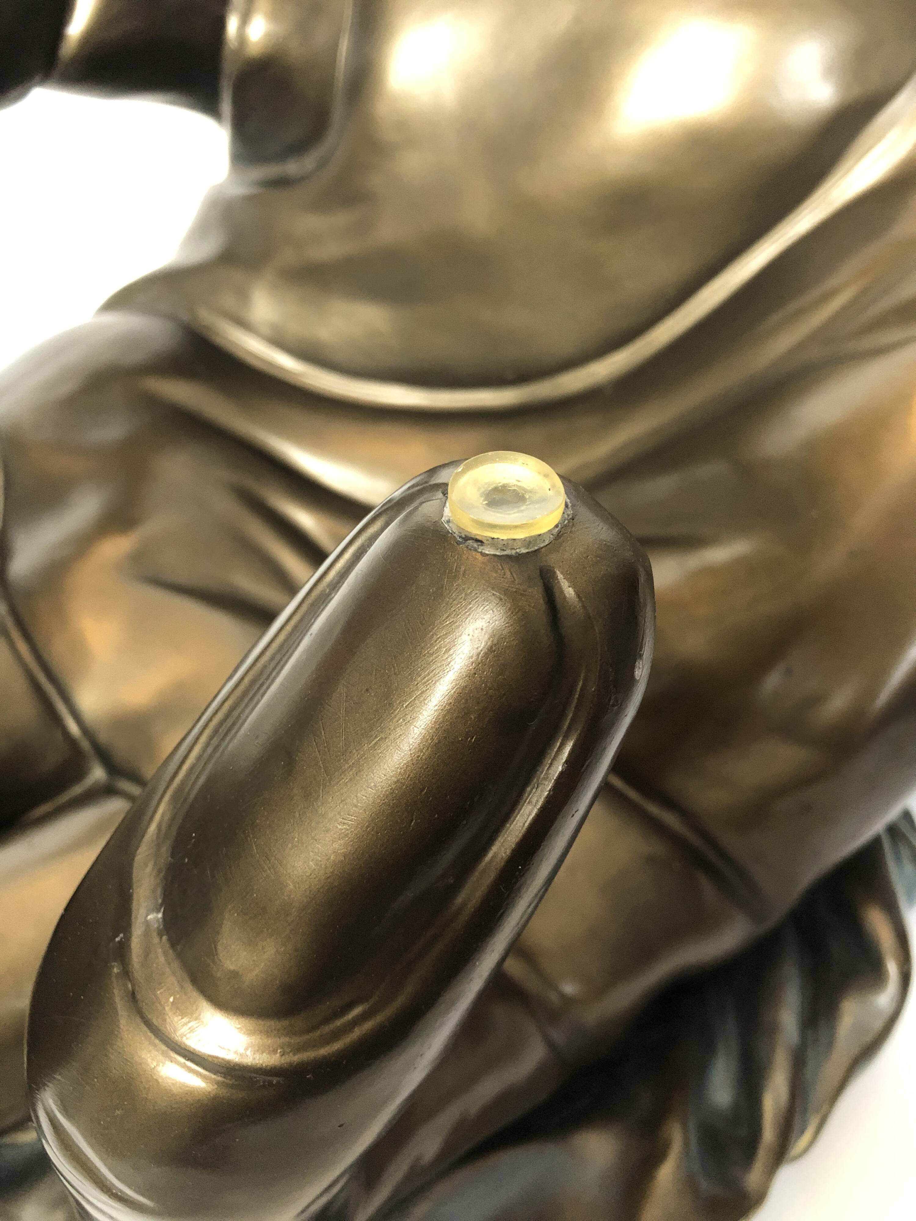 Hollywood Regency hand-shaped coffee table, from the 70s and 80s, in bronze patinated resin.