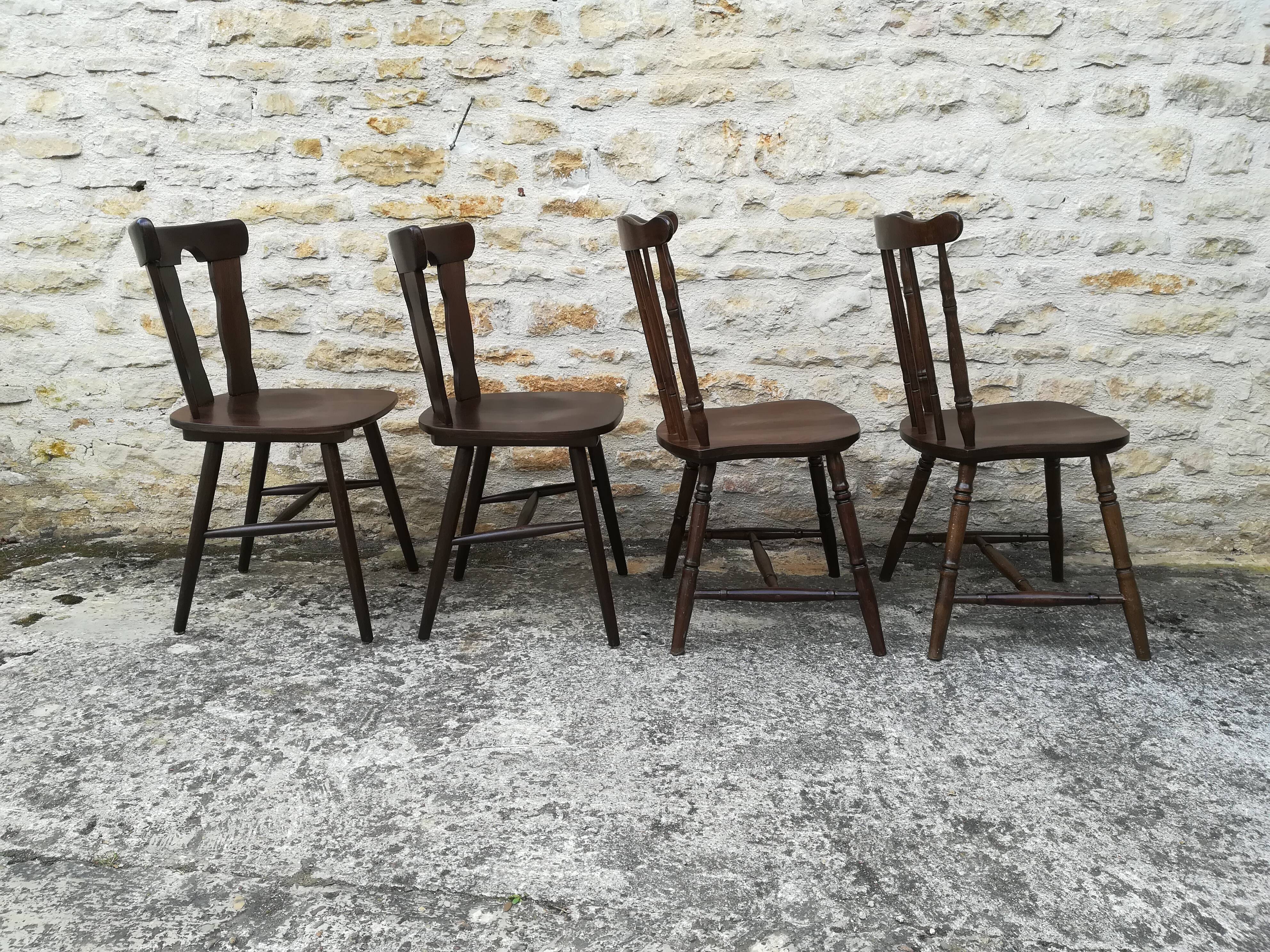 Chaises de bistrot dépareillées