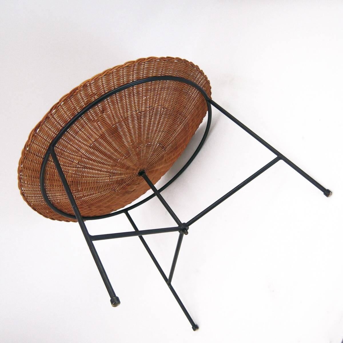 Table incurvée, porte revue en osier et laiton laqué noir, 1960