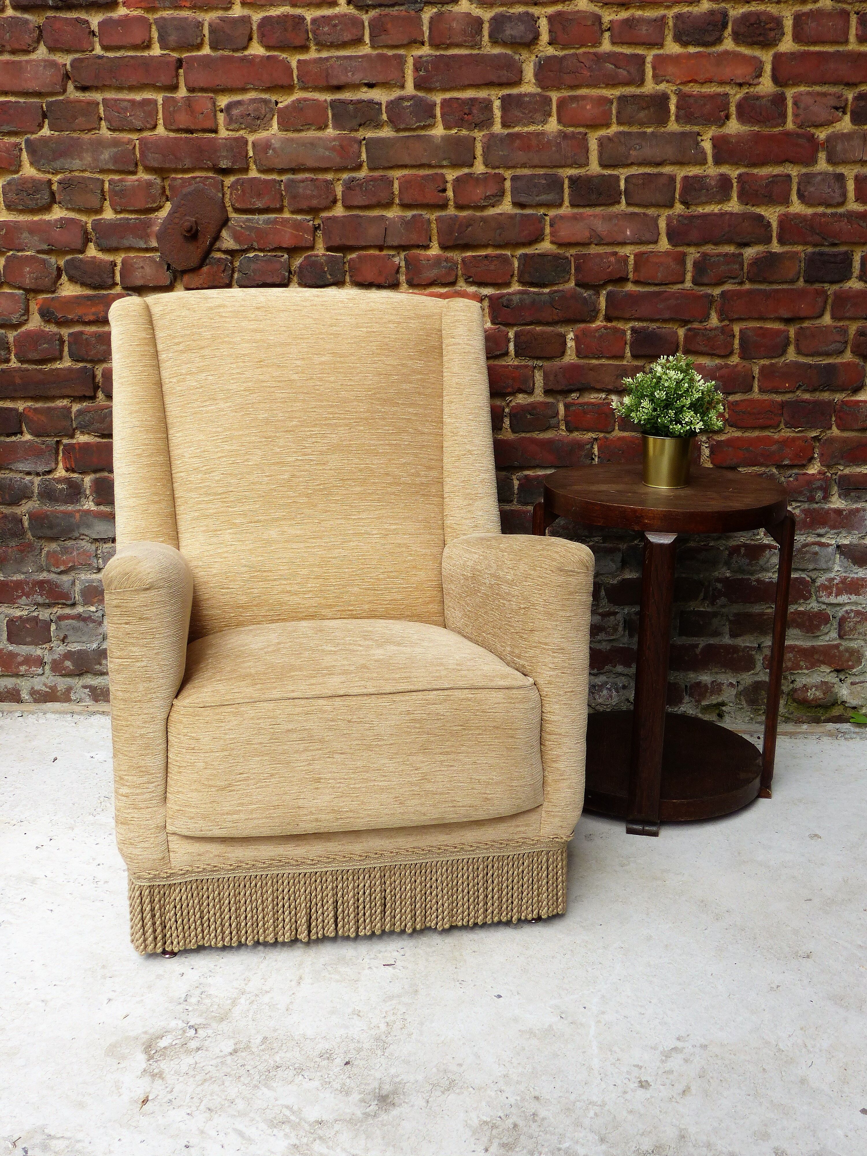 Fauteuil en velour beige et franges