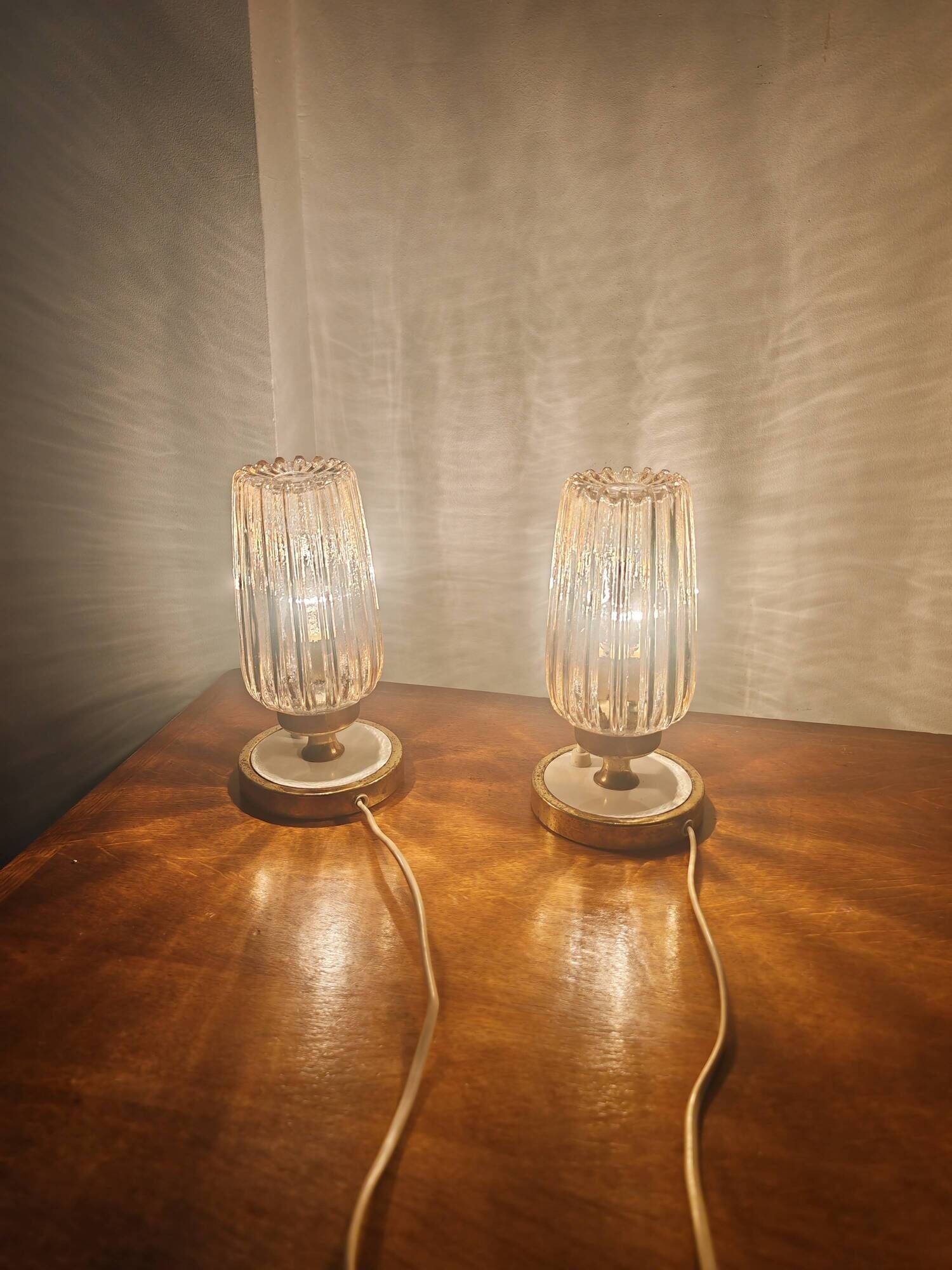 Pair of vintage 70s bedside lamps – Brushed brass, enamel & ribbed glass