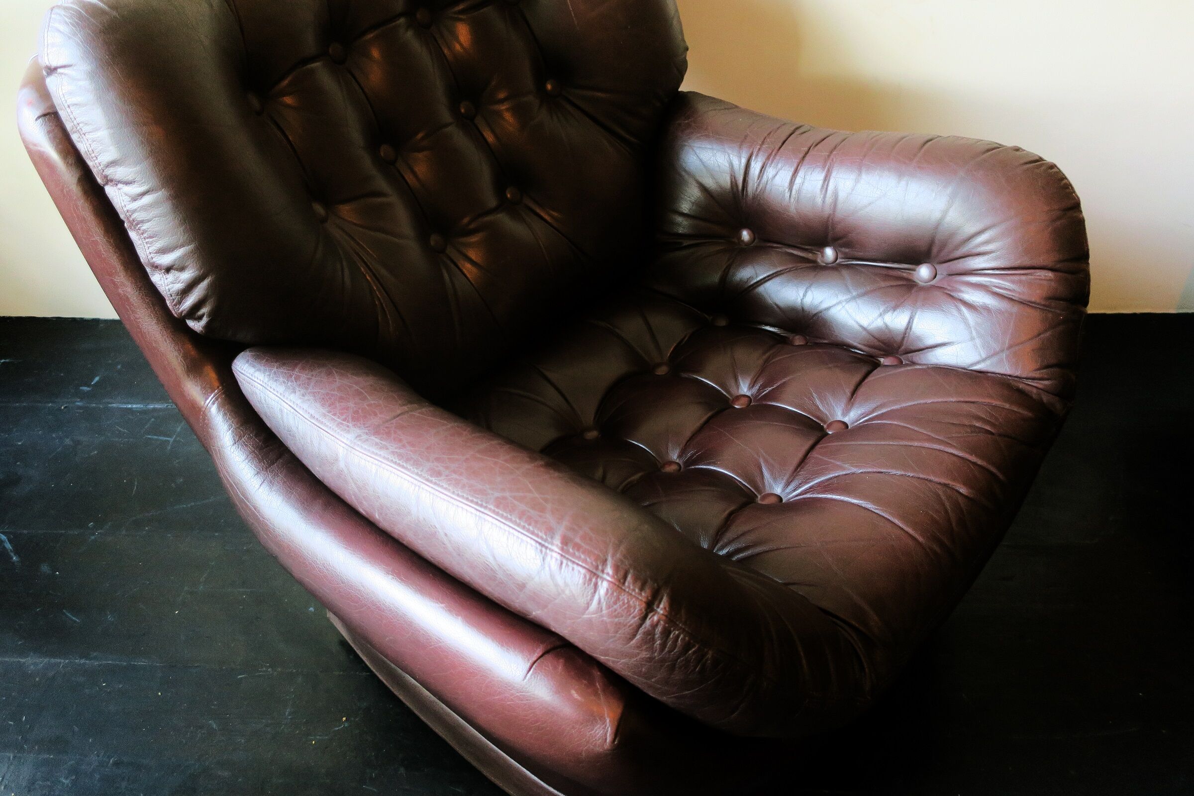 Leather pod club chair Brazilian influence, 1960s