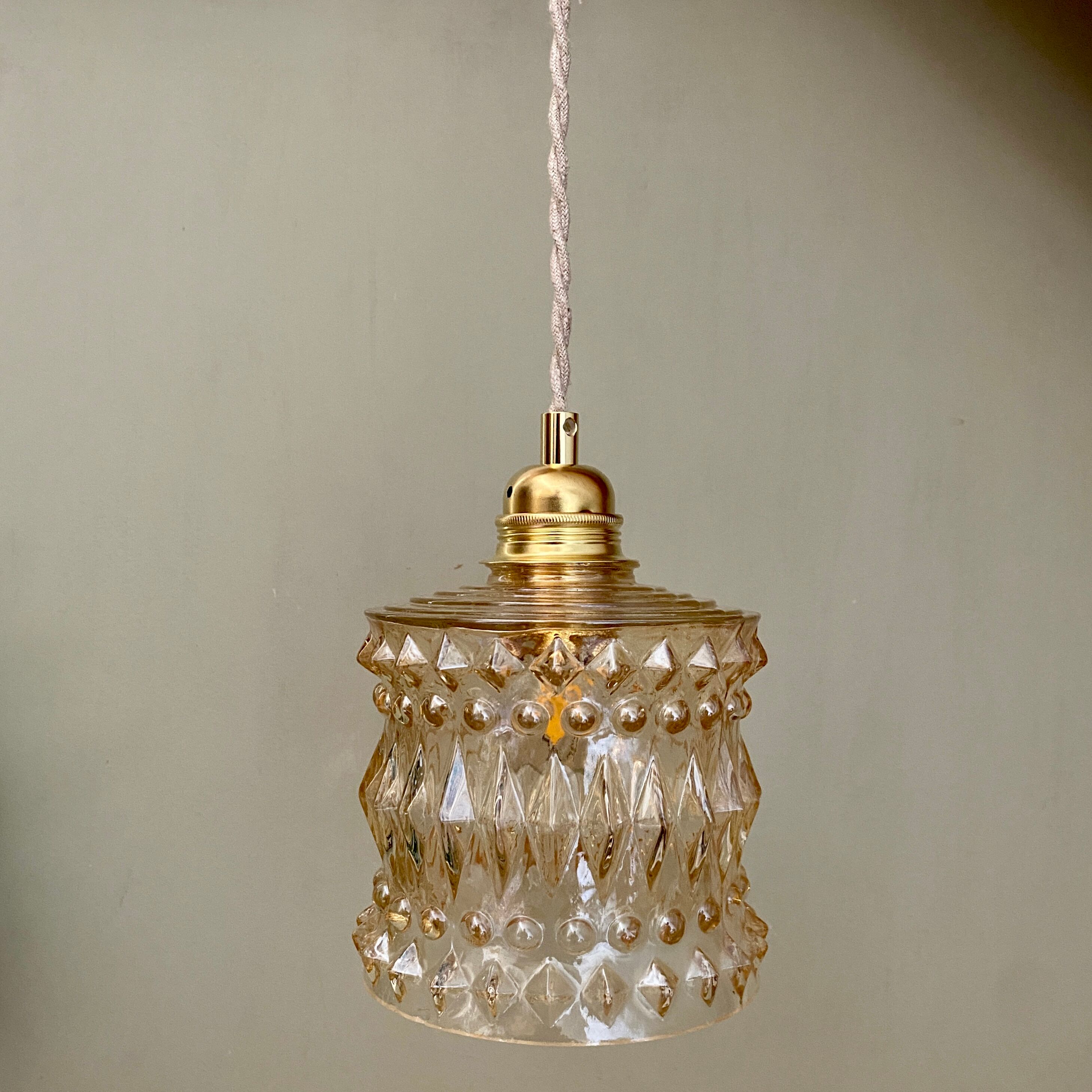 Suspension globe vintage en verre moulé ambré