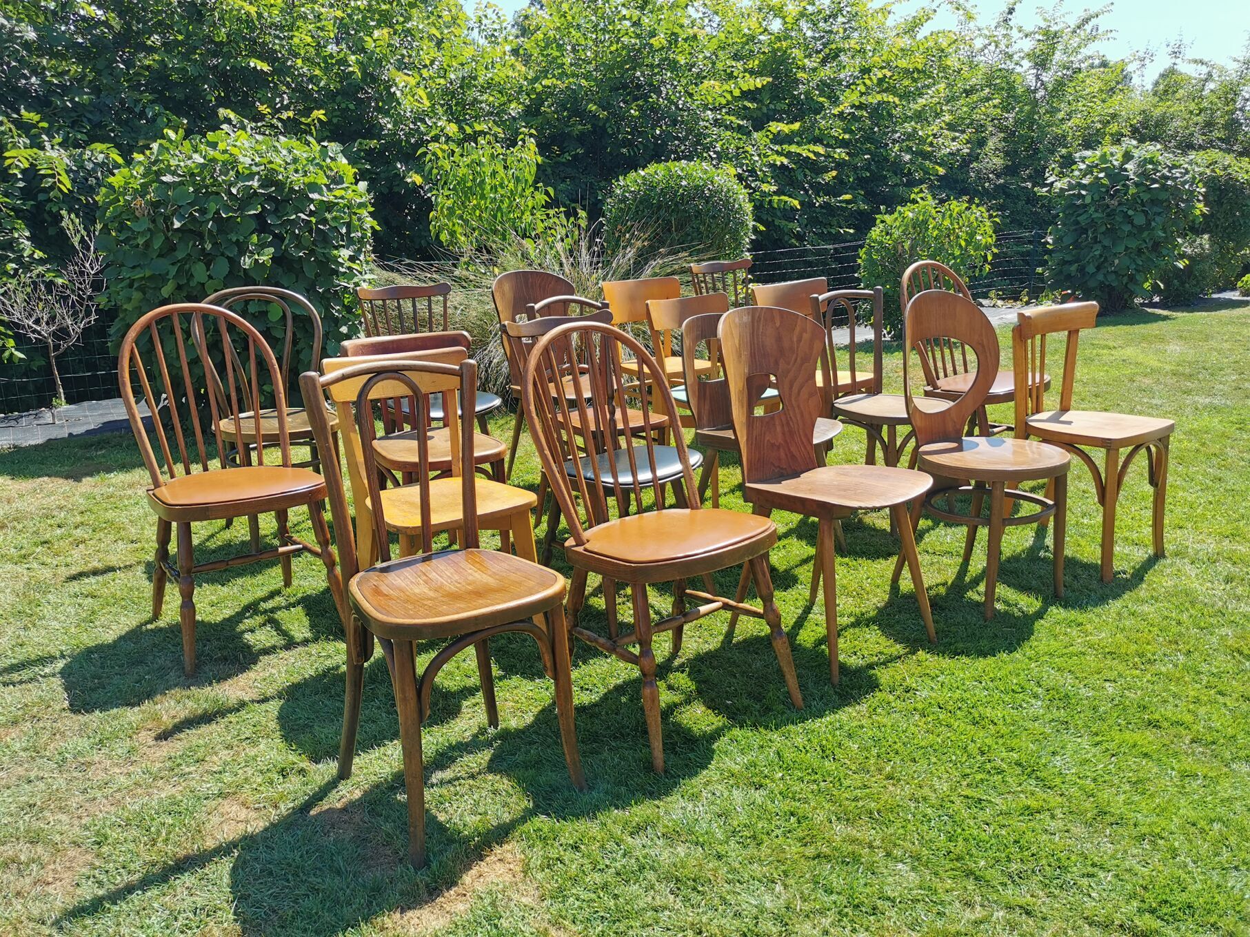 Lot de 20 chaises bistrot dépareillées