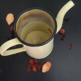 Cafetière en tôle émaillée jaune
Vintage