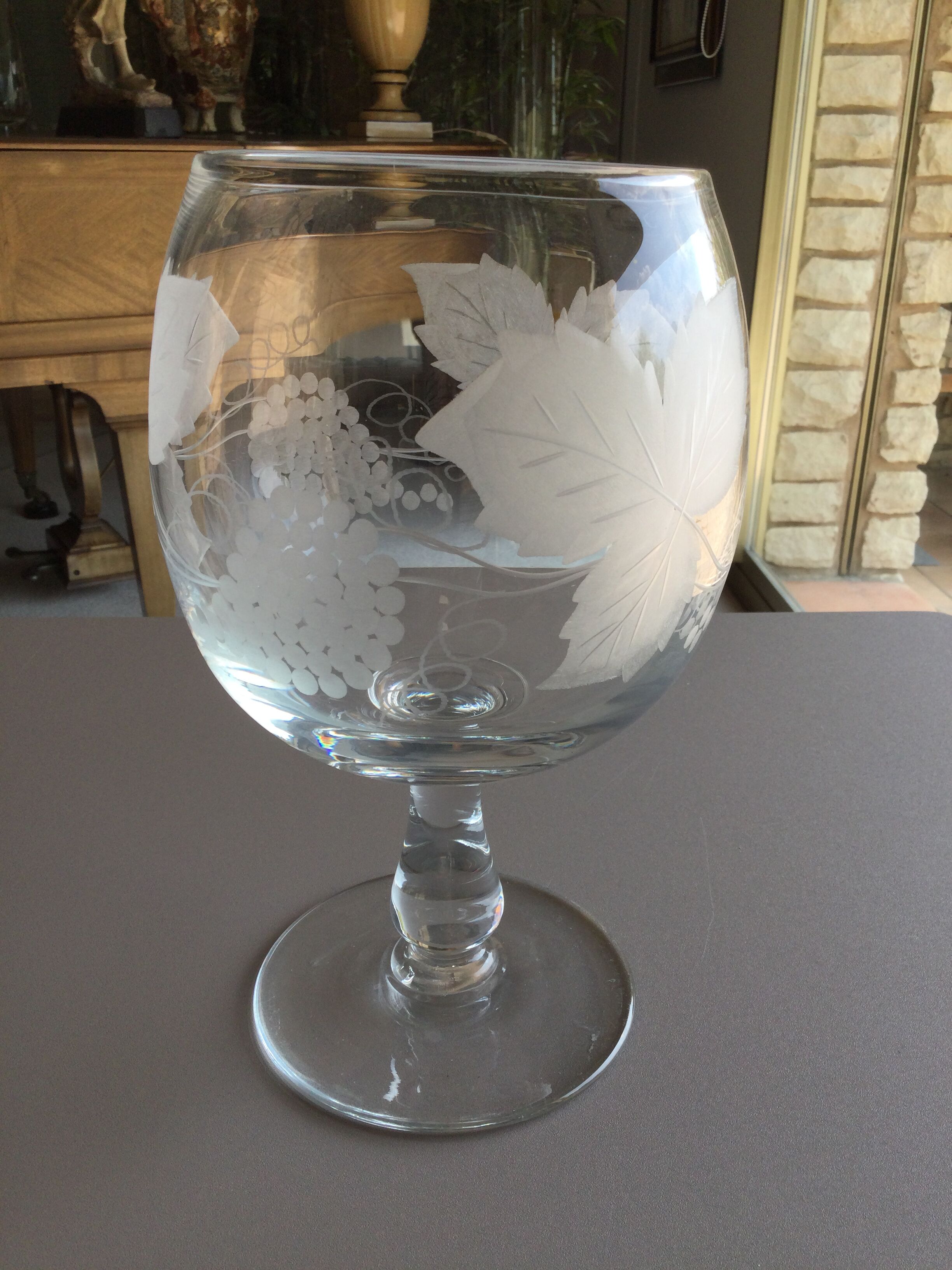 Vase en verre transparent decoré