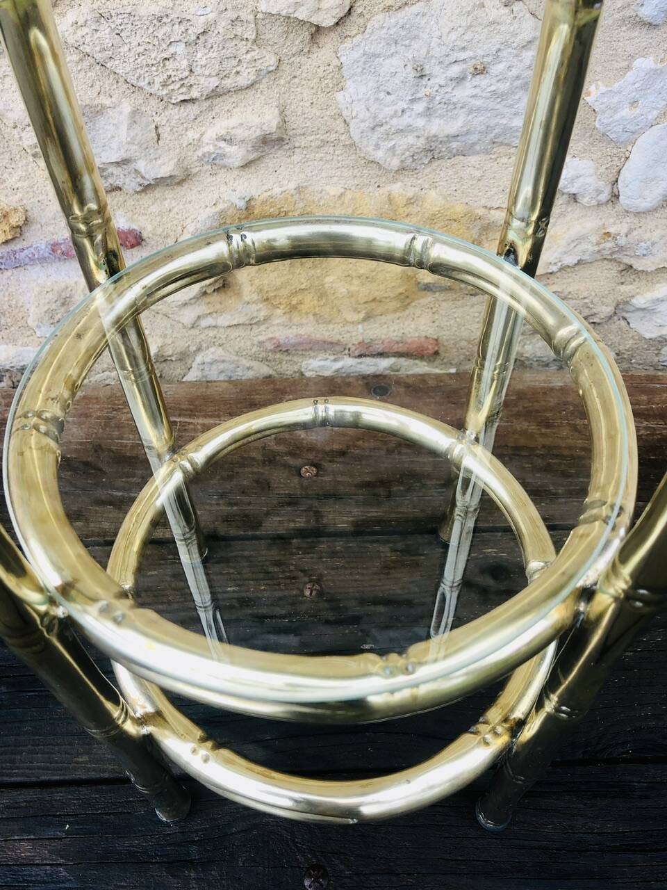 Vintage faux bamboo pedestal table in brass with 2 glass shelves