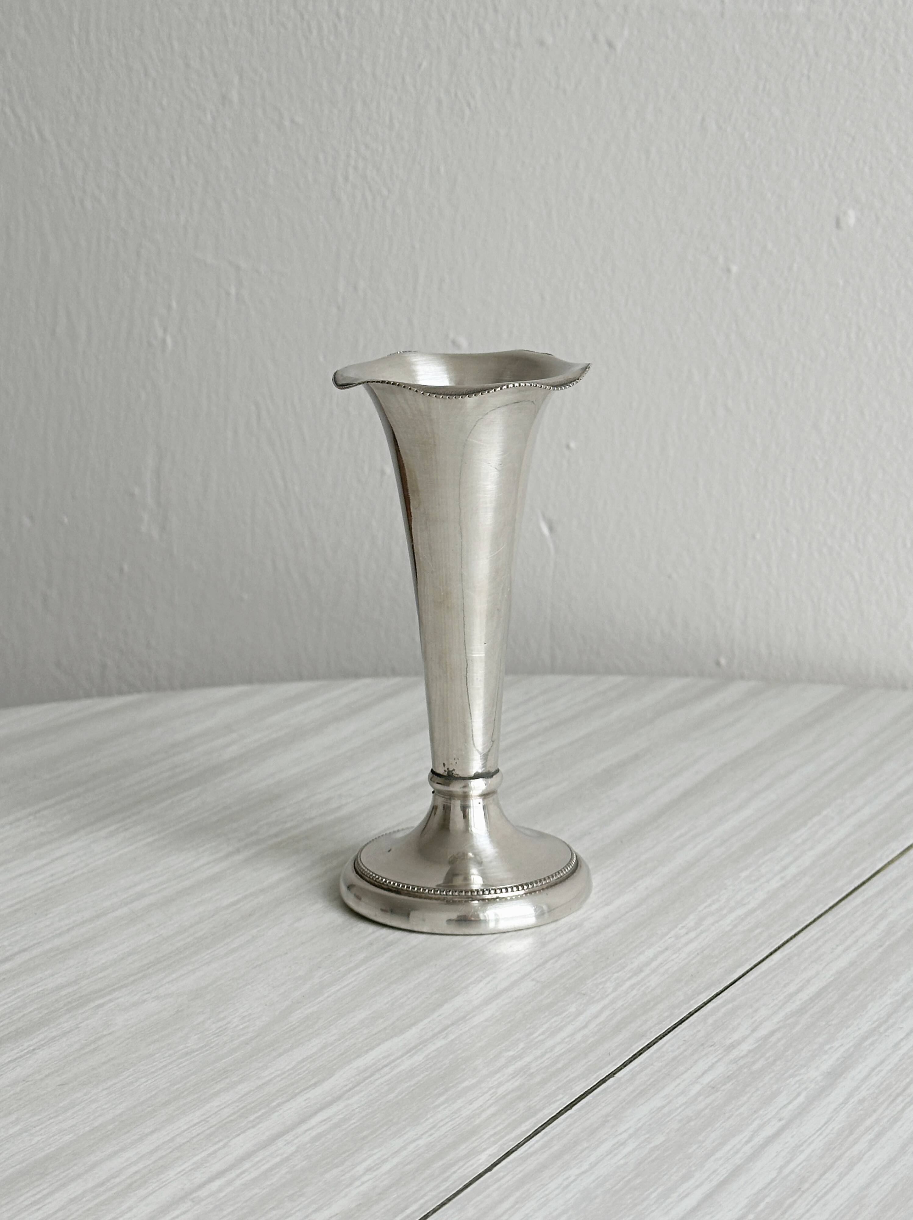 Elegant metal soliflore vase