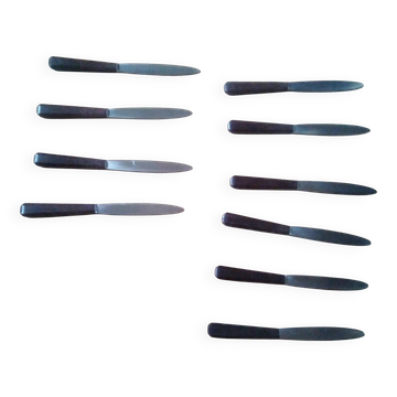 lot de 10 anciens couteaux en bakelite et en inox années 60 en bon état