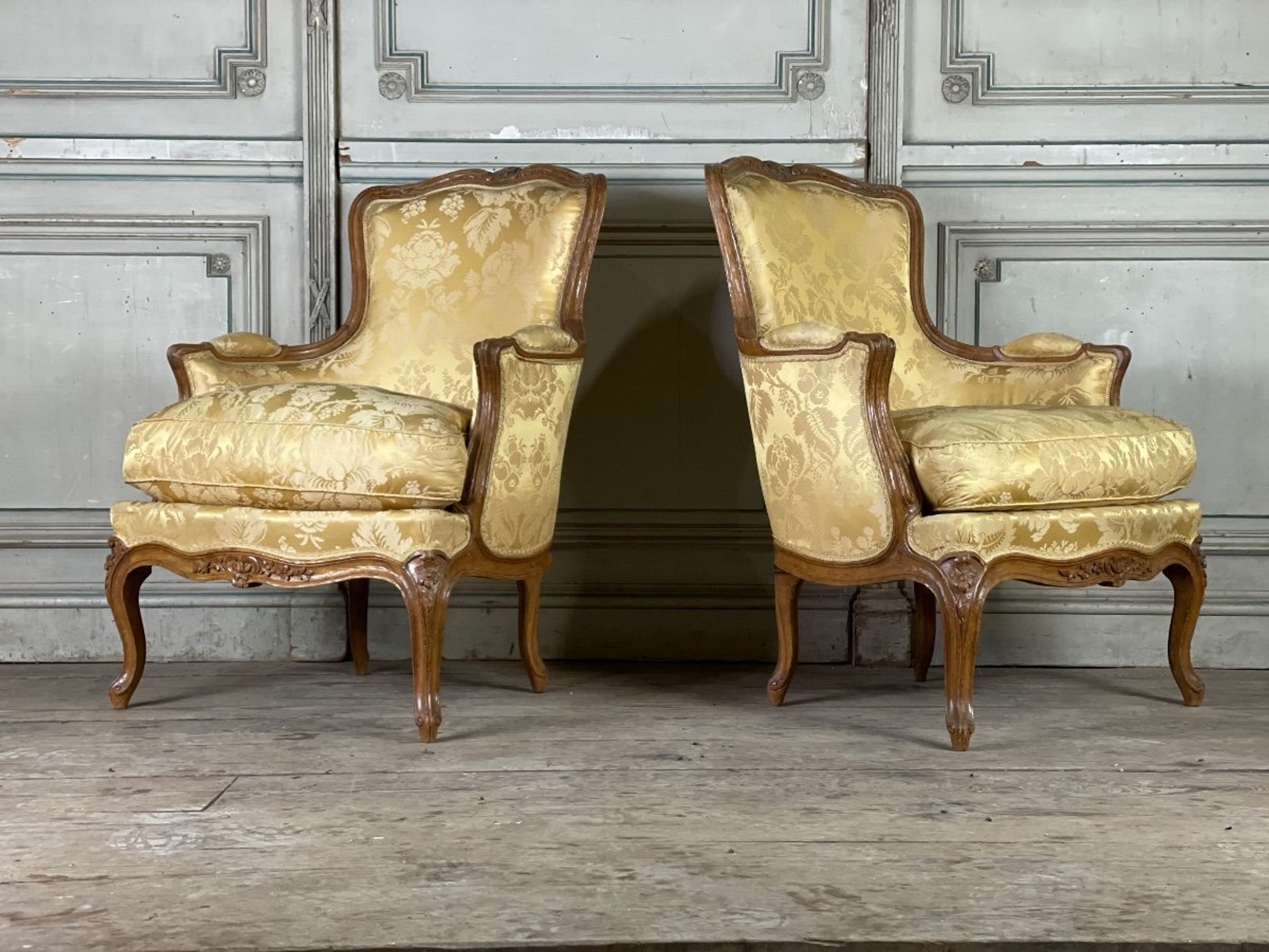 Pair of shepherdesses Louis XV style