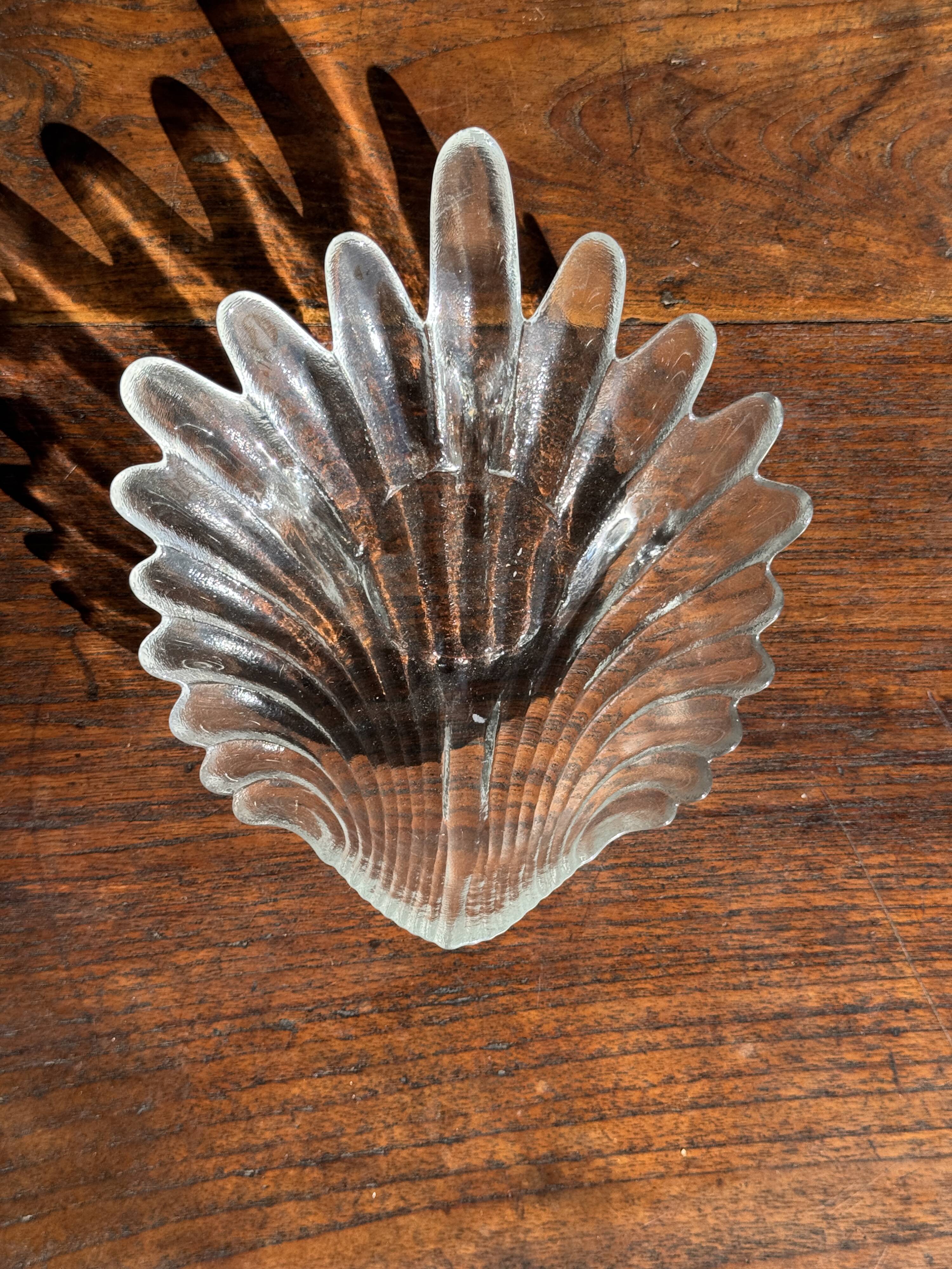 Large stylised shell bowl in vintage glass D22