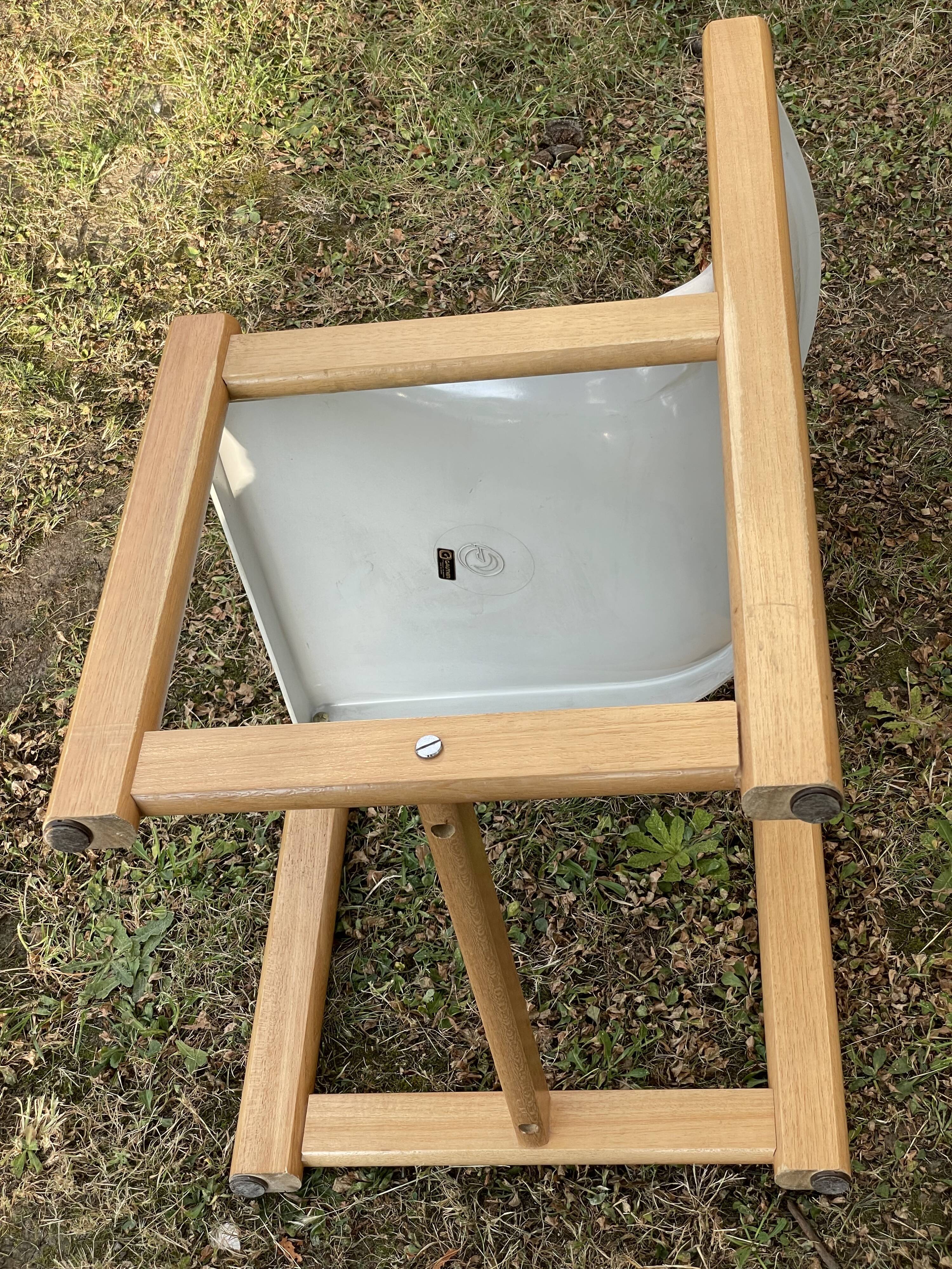 Gautier chair in white thermoformed plastic and wood