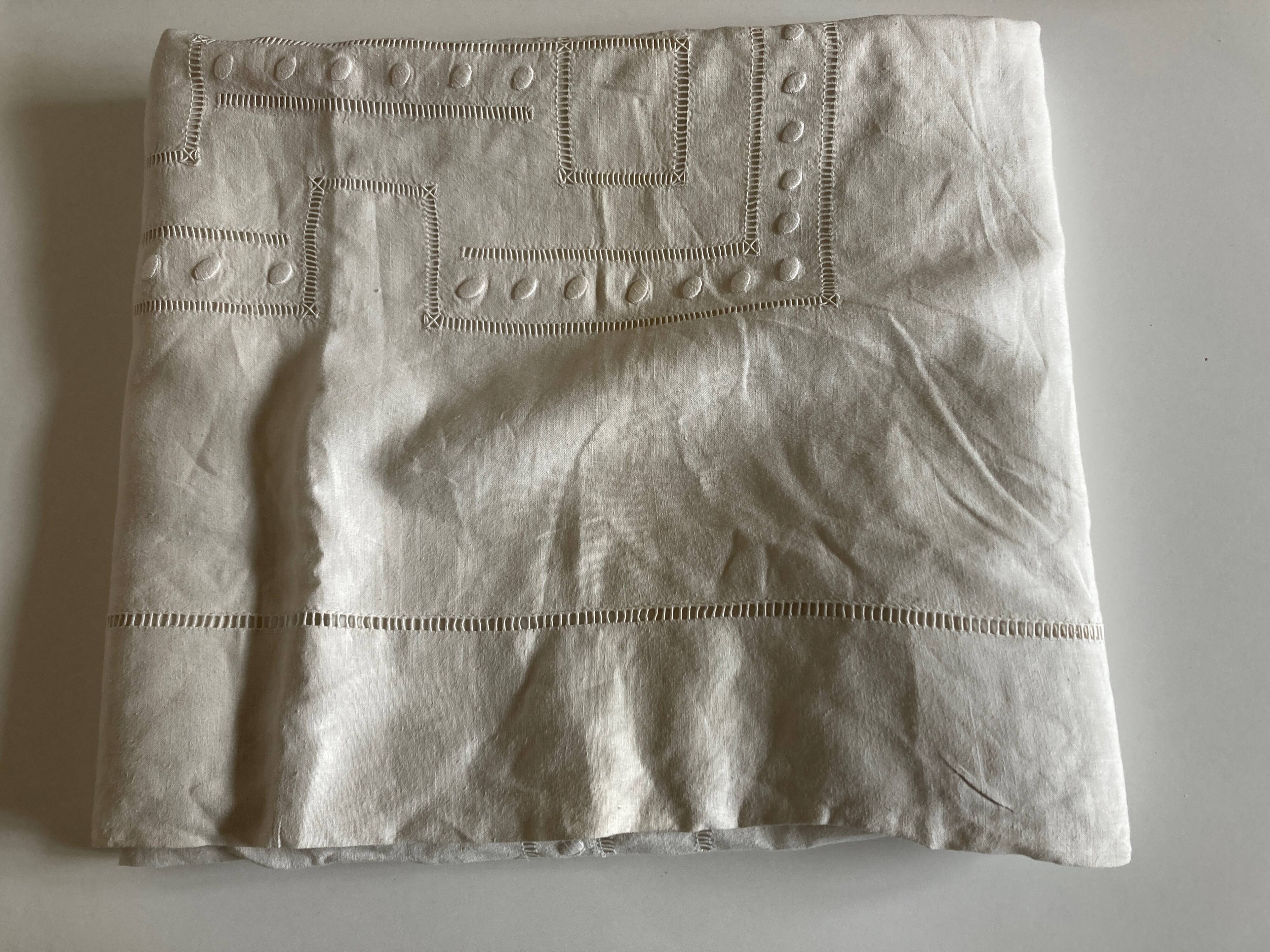 Linen cloth embroidered days and peas shuttle without monogram 1960