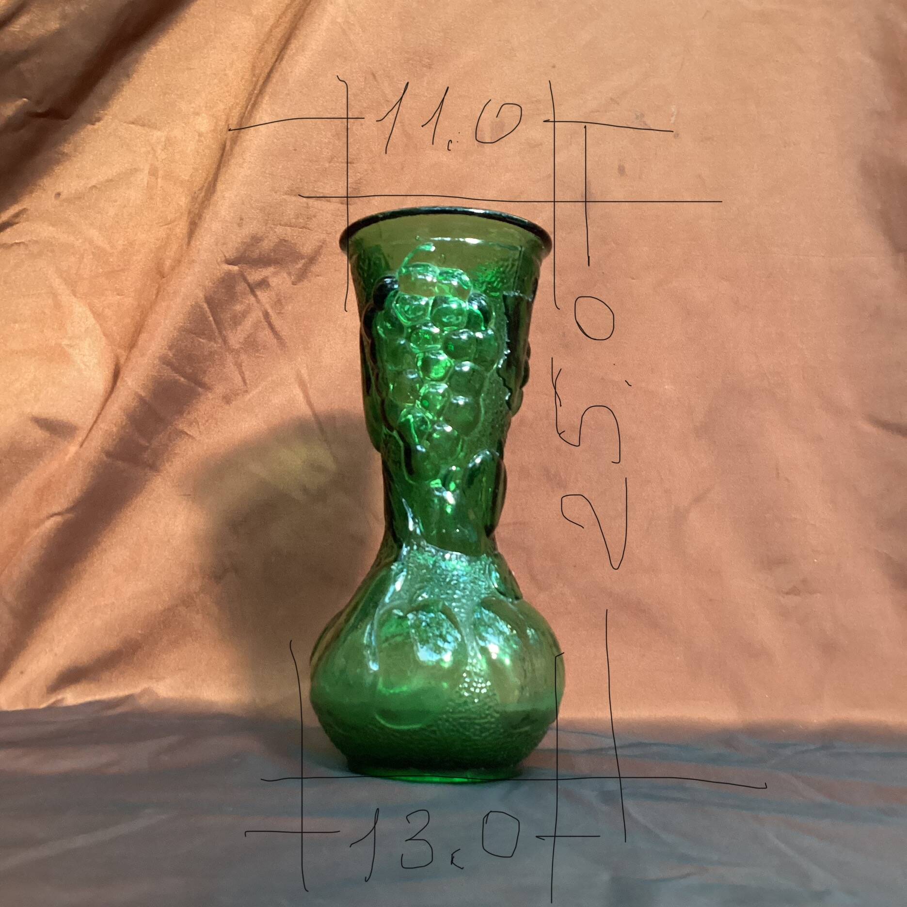 Italian vase in green glass, dimensions: height -25.5 cm - diameter -11 cm -