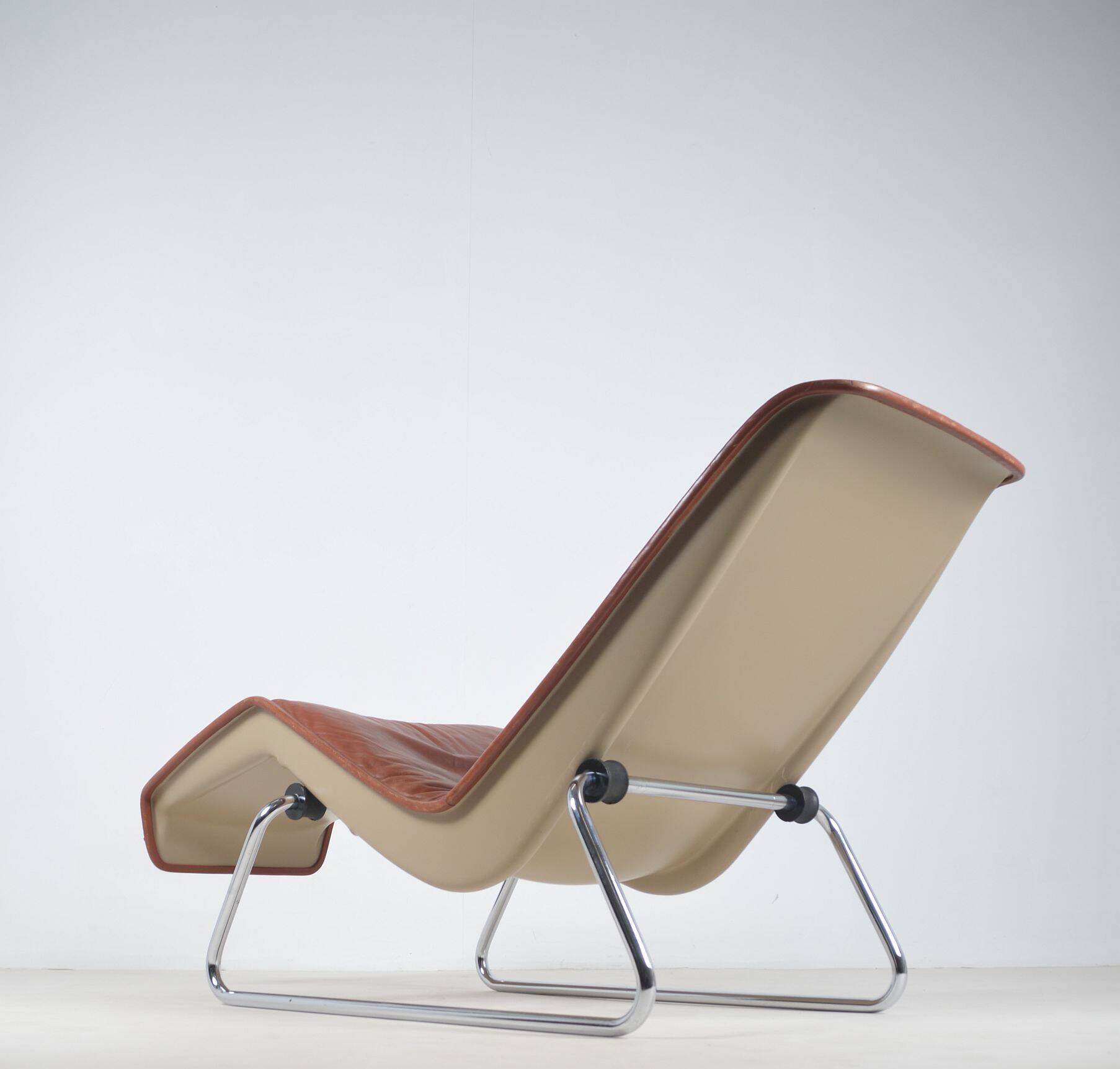 Fauteuil lounge Space Age en cuir avec base chromée, années 1970