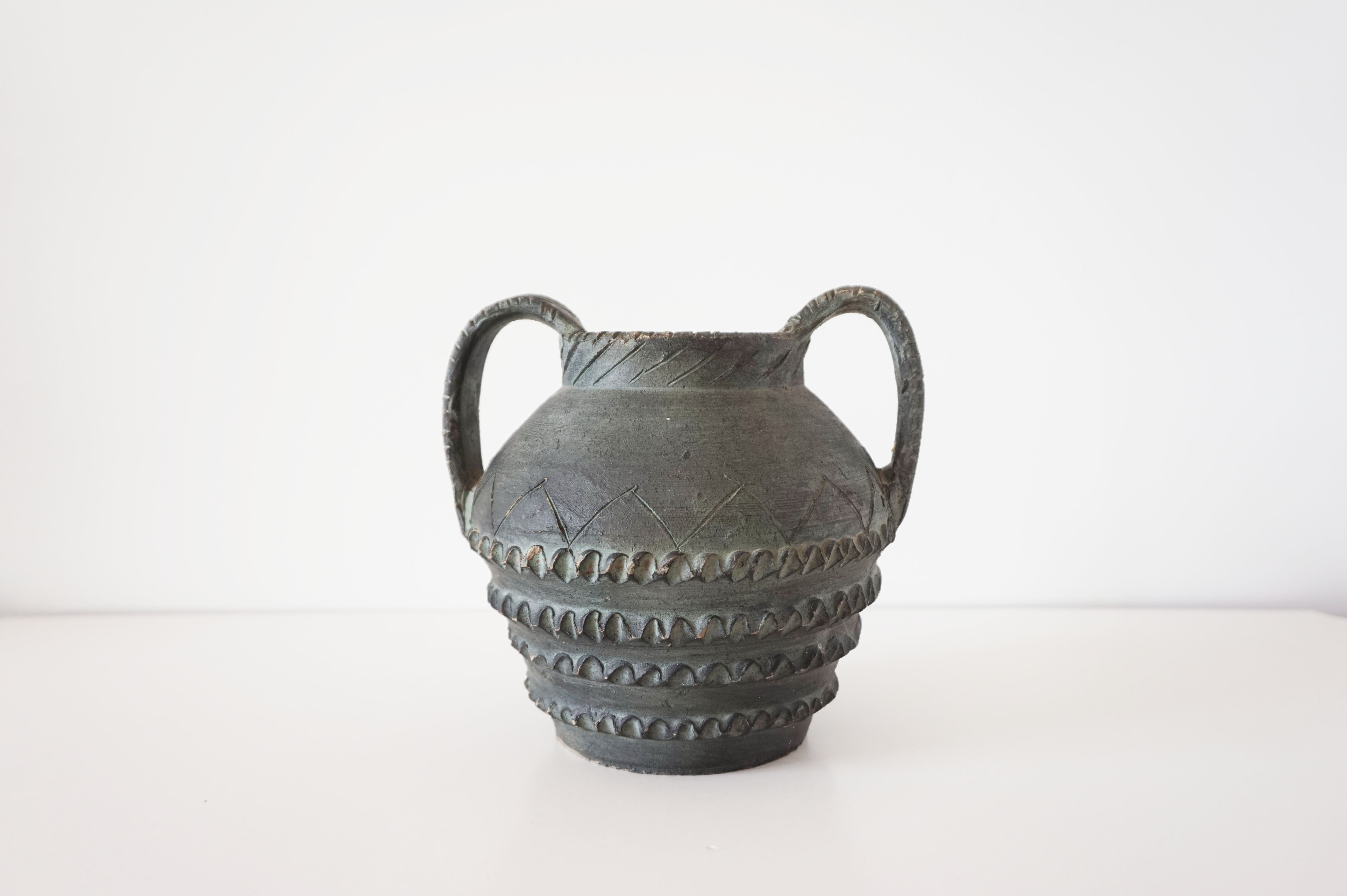 Vase with double handle in black sandstone