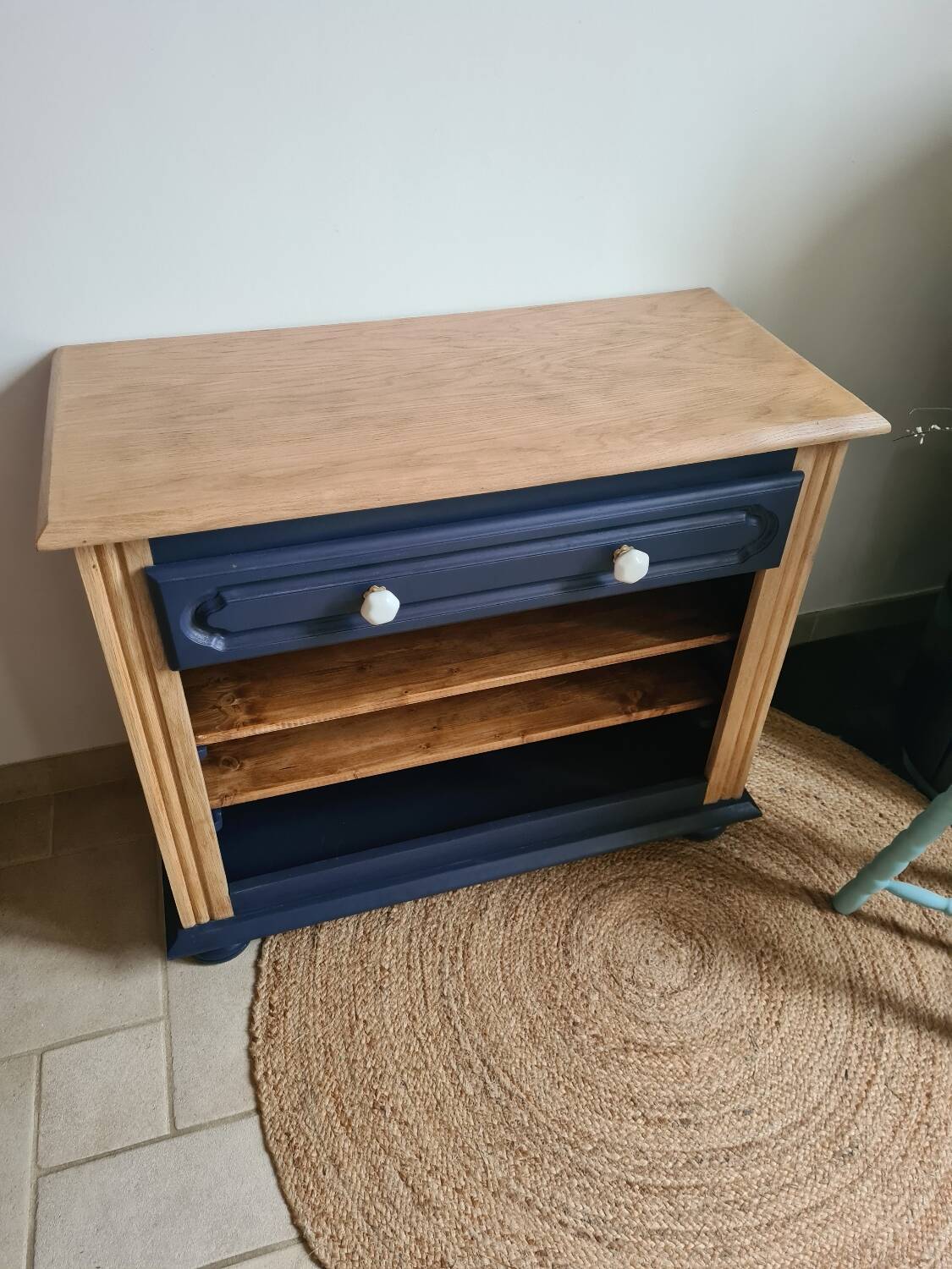 Buffet ouvert bleu de Sèvres et bois