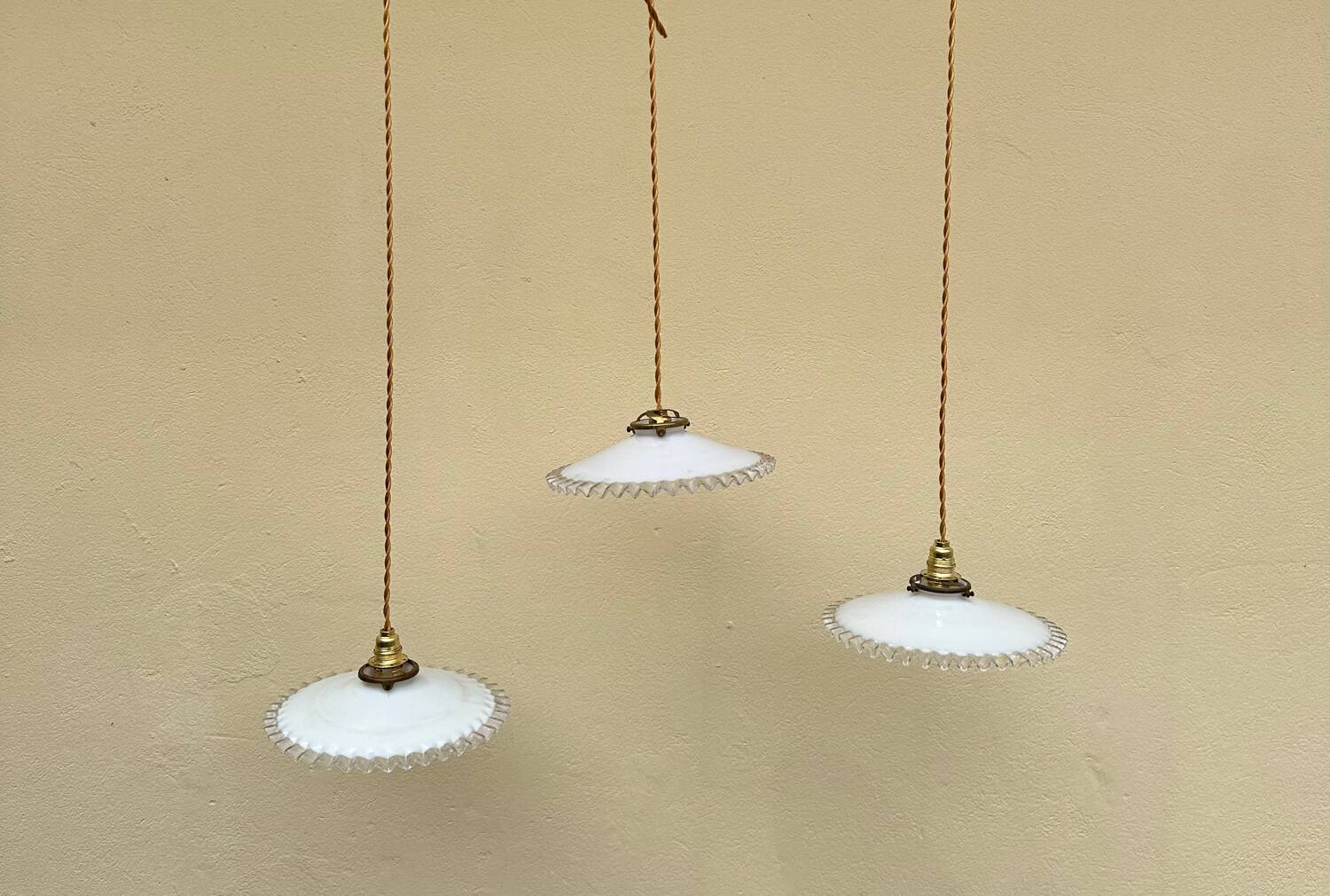 Trio suspension vintage abat jour opaline ondulée fils dorés lumière ancienne