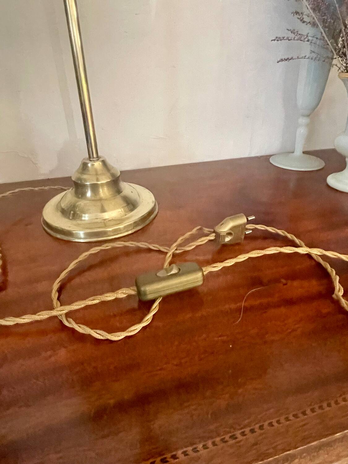 Flexible brass shell lamp