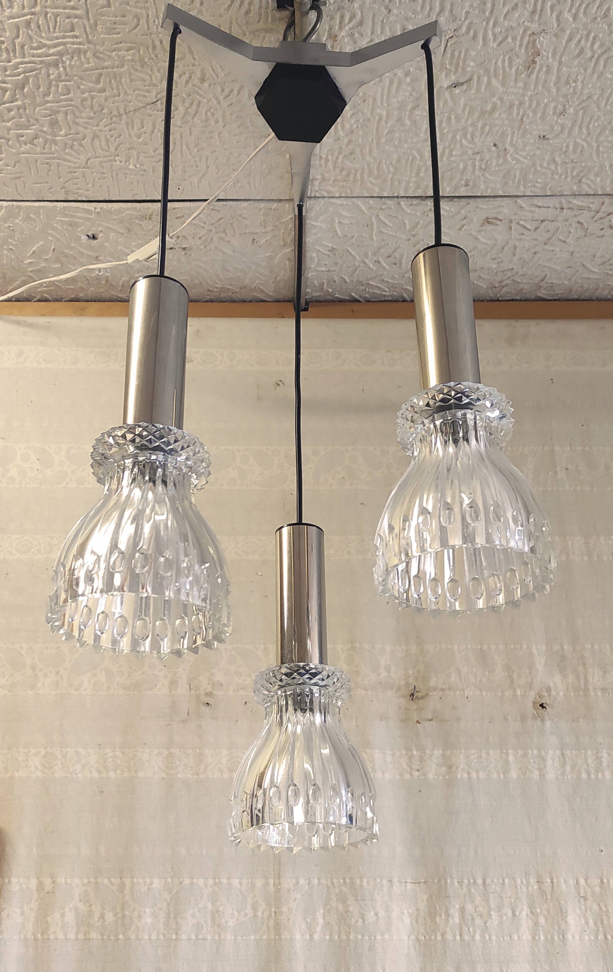 Suspension cascade 3 lights in chrome metal and crystal - mid 20th century.