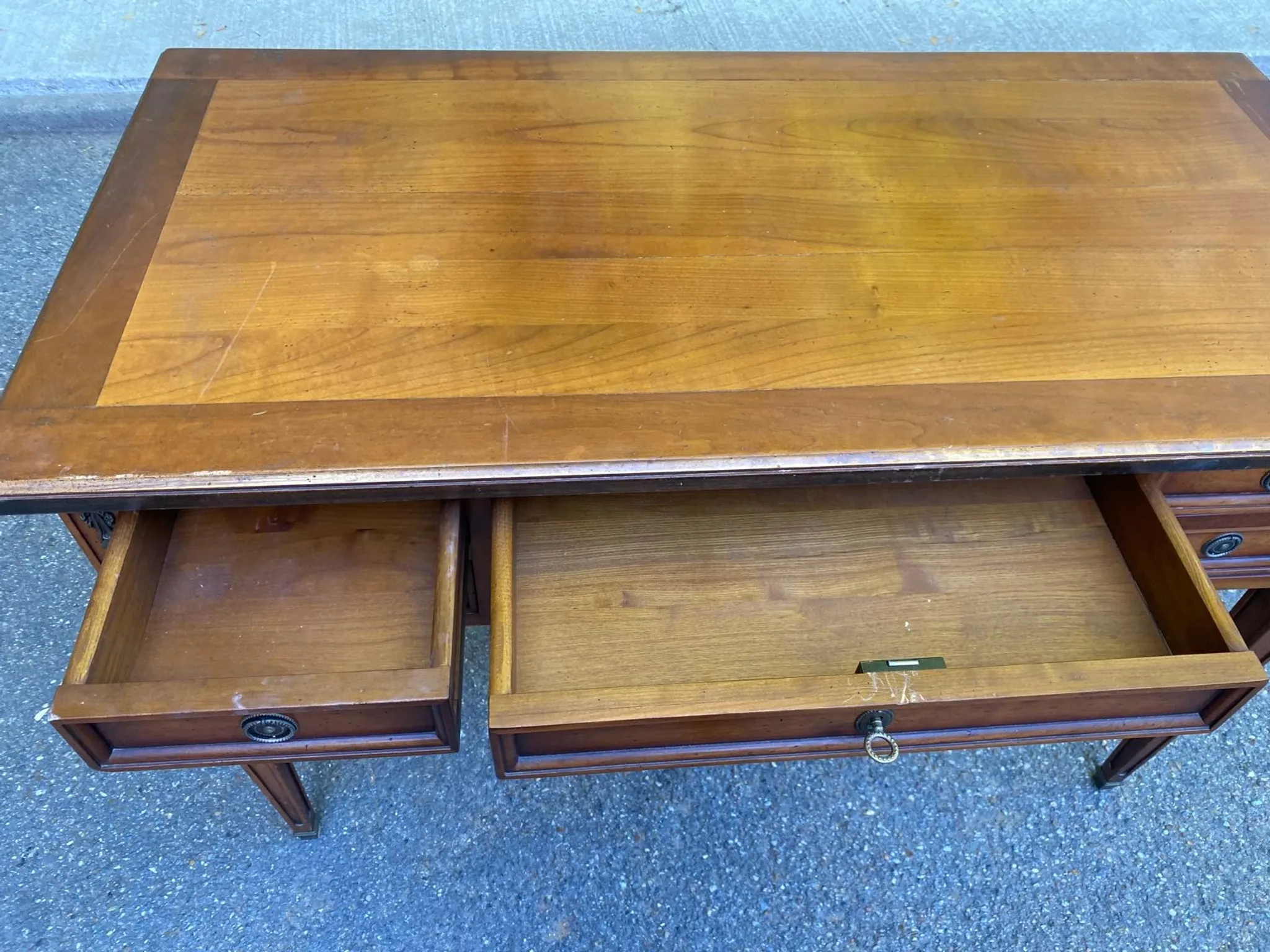 Bureau Roche Bobois en merisier massif style Louis XVI avec tirettes