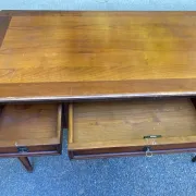 Bureau Roche Bobois en merisier massif style Louis XVI avec tirettes