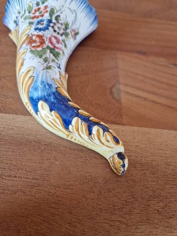 Wall-mounted bouquet holder in Nevers faience - By Amand Hiver