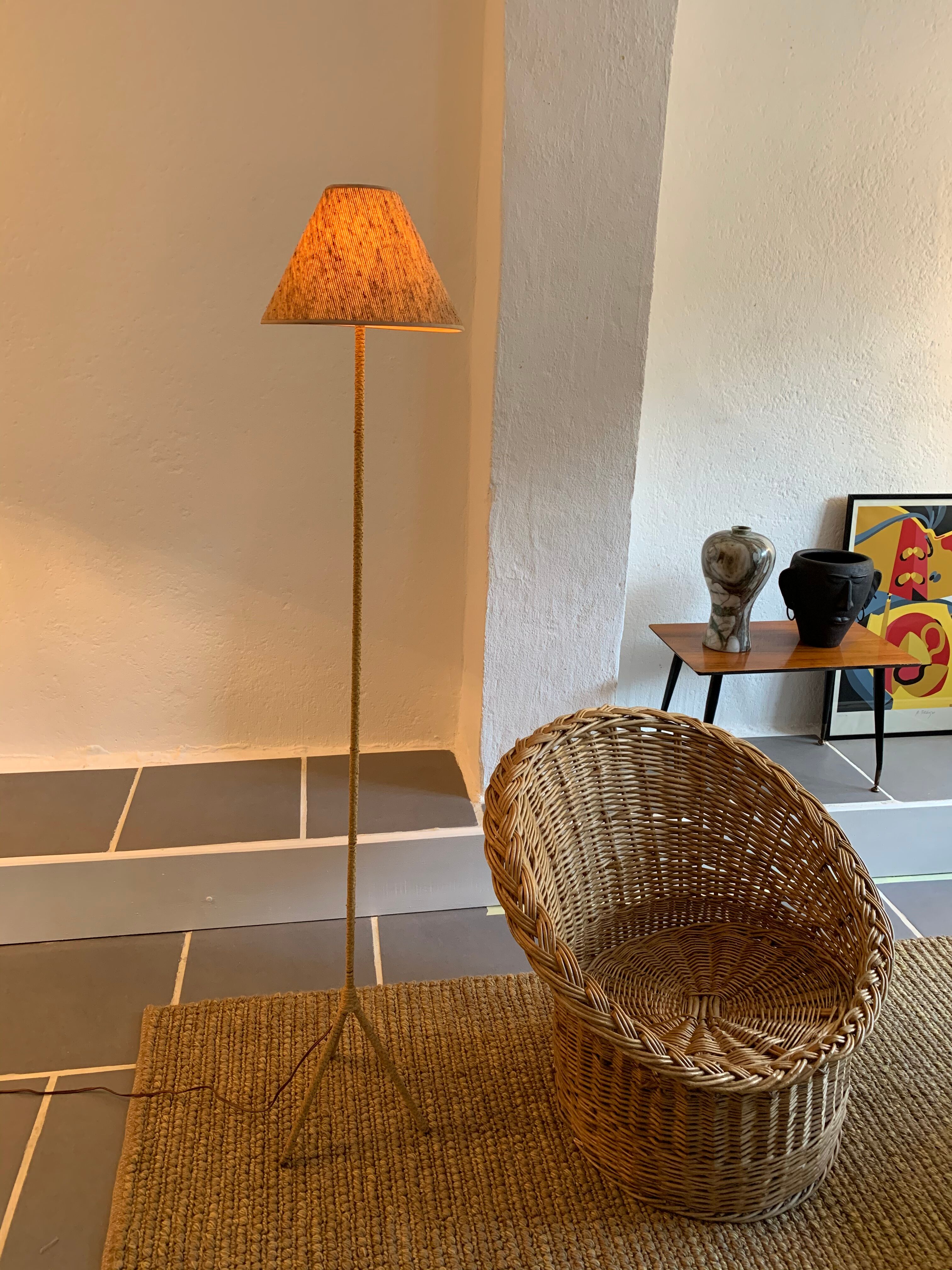 Vintage tripod rope lamppost