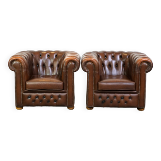 Bel ensemble de 2 fauteuils Chesterfield en cuir marron très bien entretenus