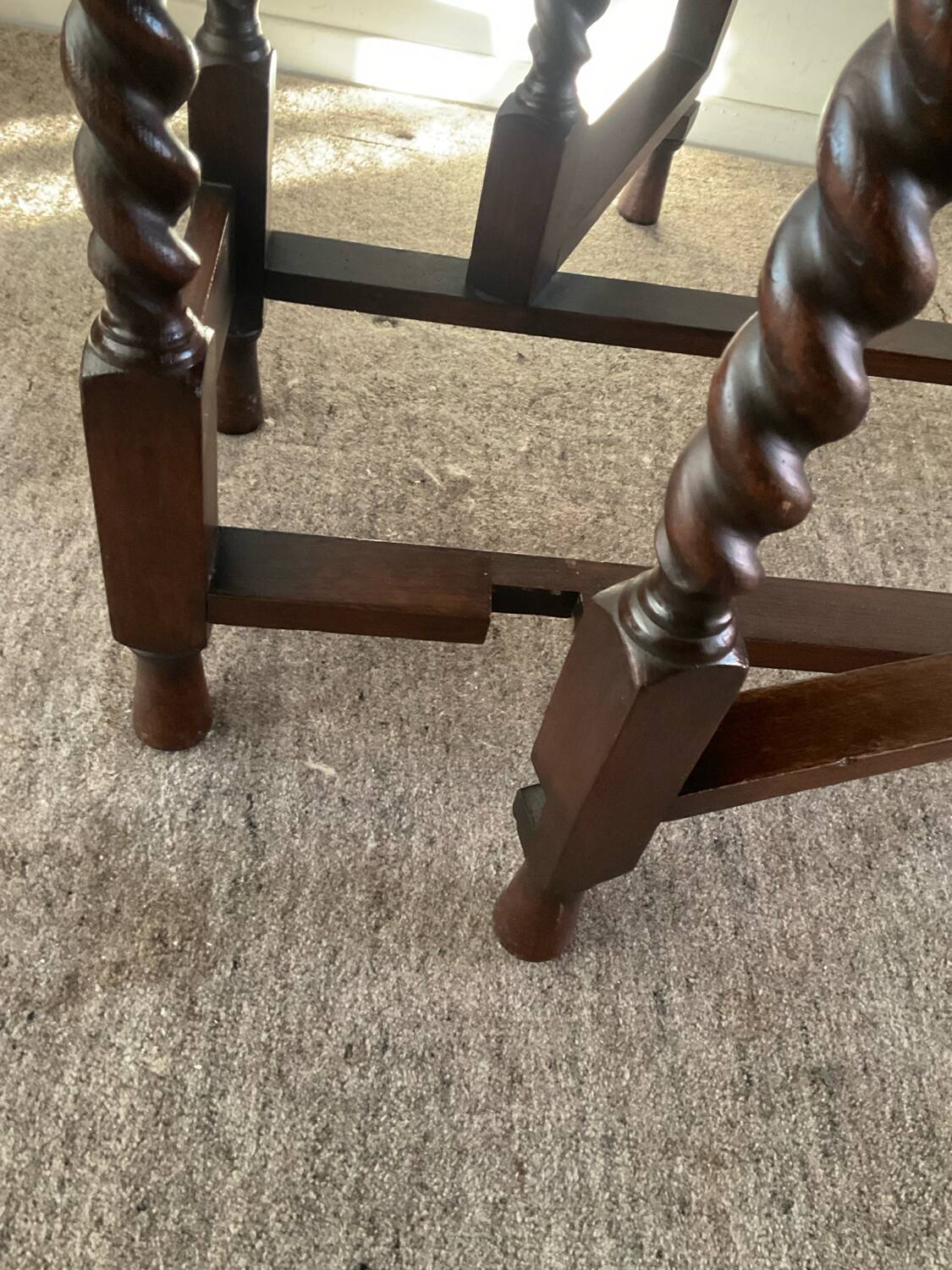 Ancienne table pliante anglaise en bois et pieds tournés 