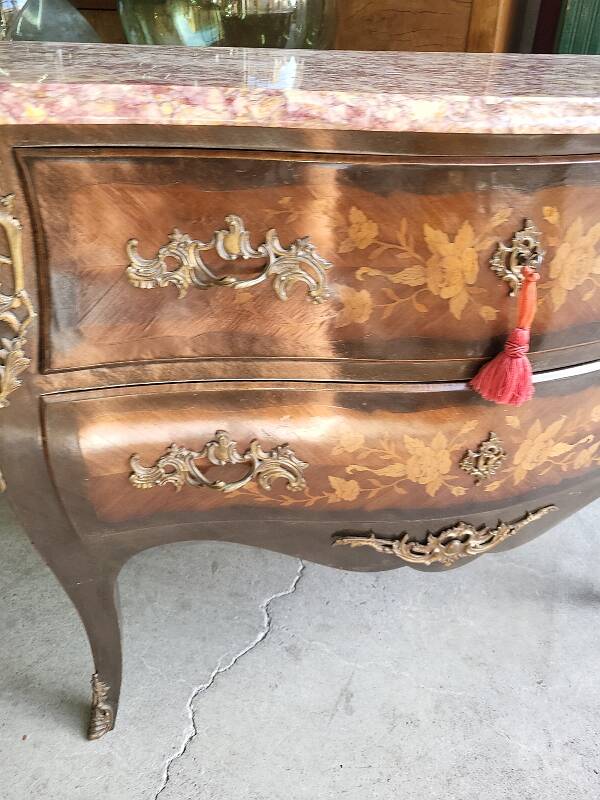 Commode sauteuse en bois de rose plateau en marbre rose