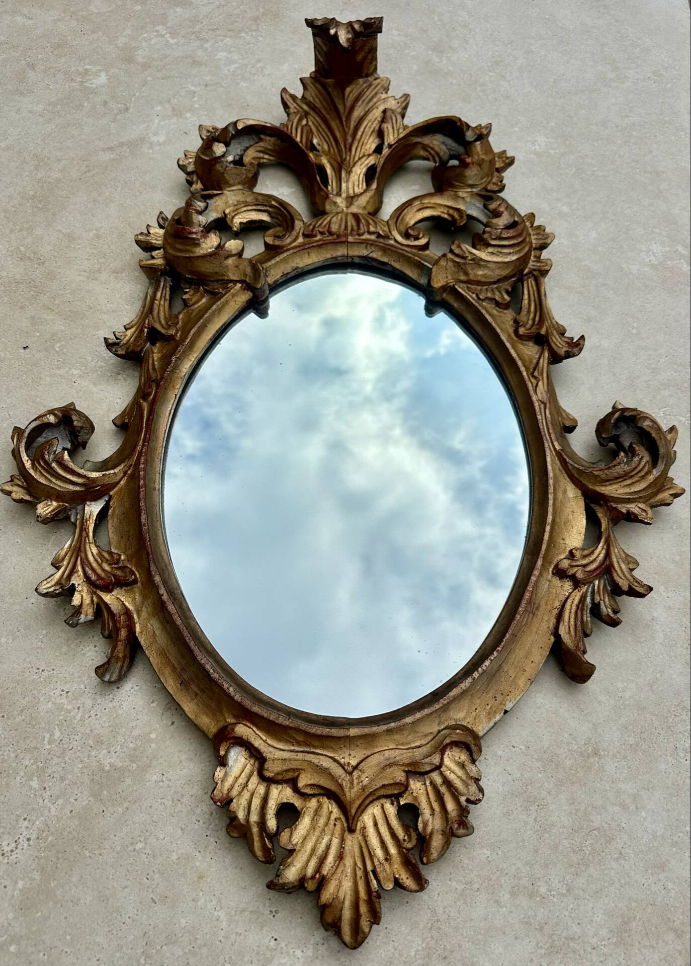 Miroir en bois doré sculpté .