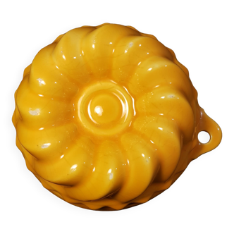 Small yellow kouglof mold