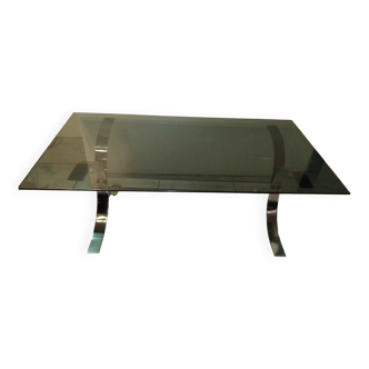 Table basse en métal chromé et verre fumé 1970