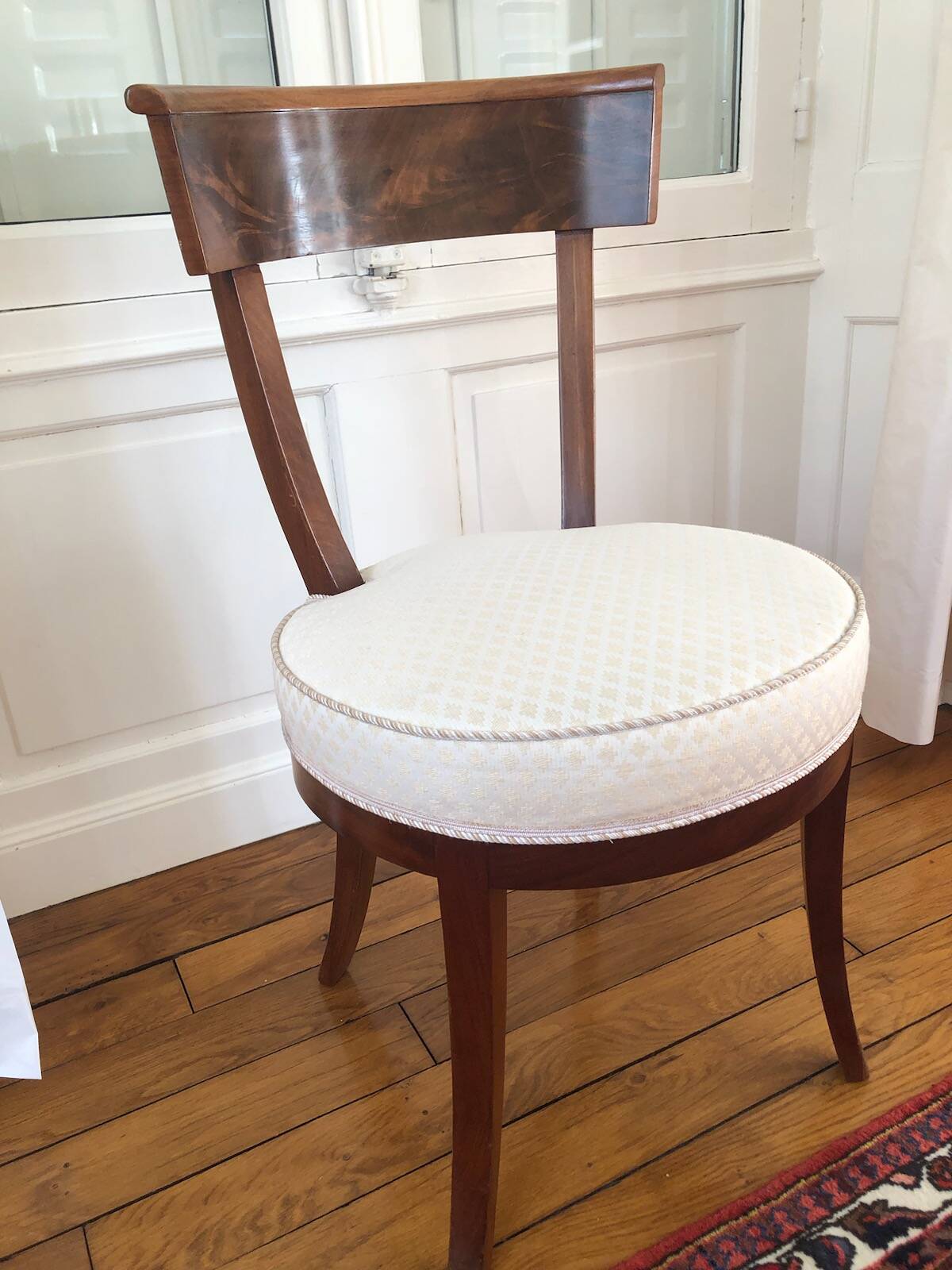 Mahogany round table in Louis Philippe style and 8 period chairs from the early 19th century.