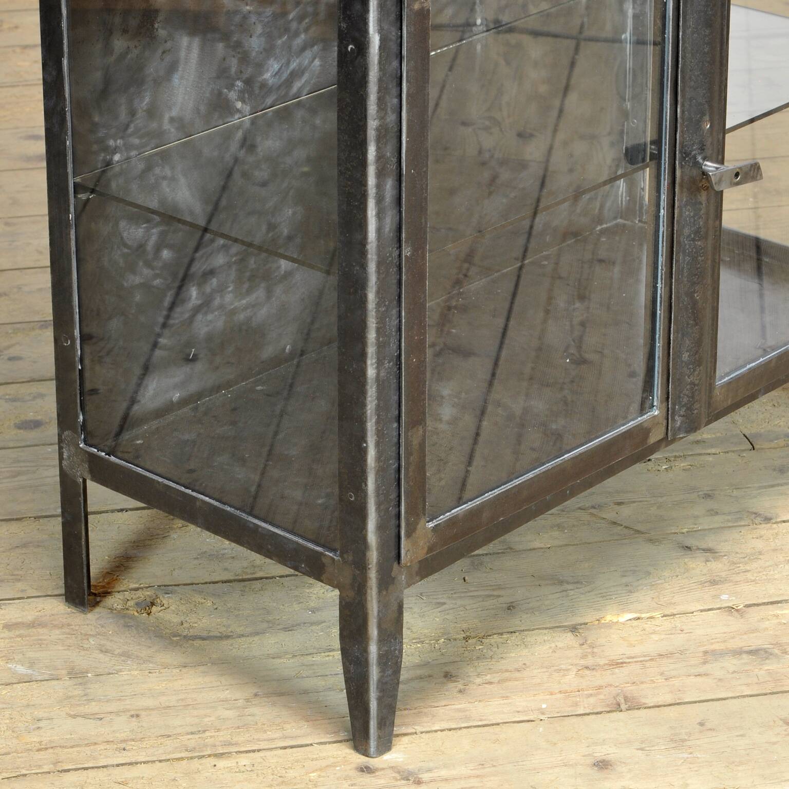 Armoire médicale vintage en verre et en fer, années 1950