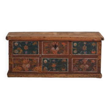 Antique storage trunk with floral decoration (circa 1895) #102