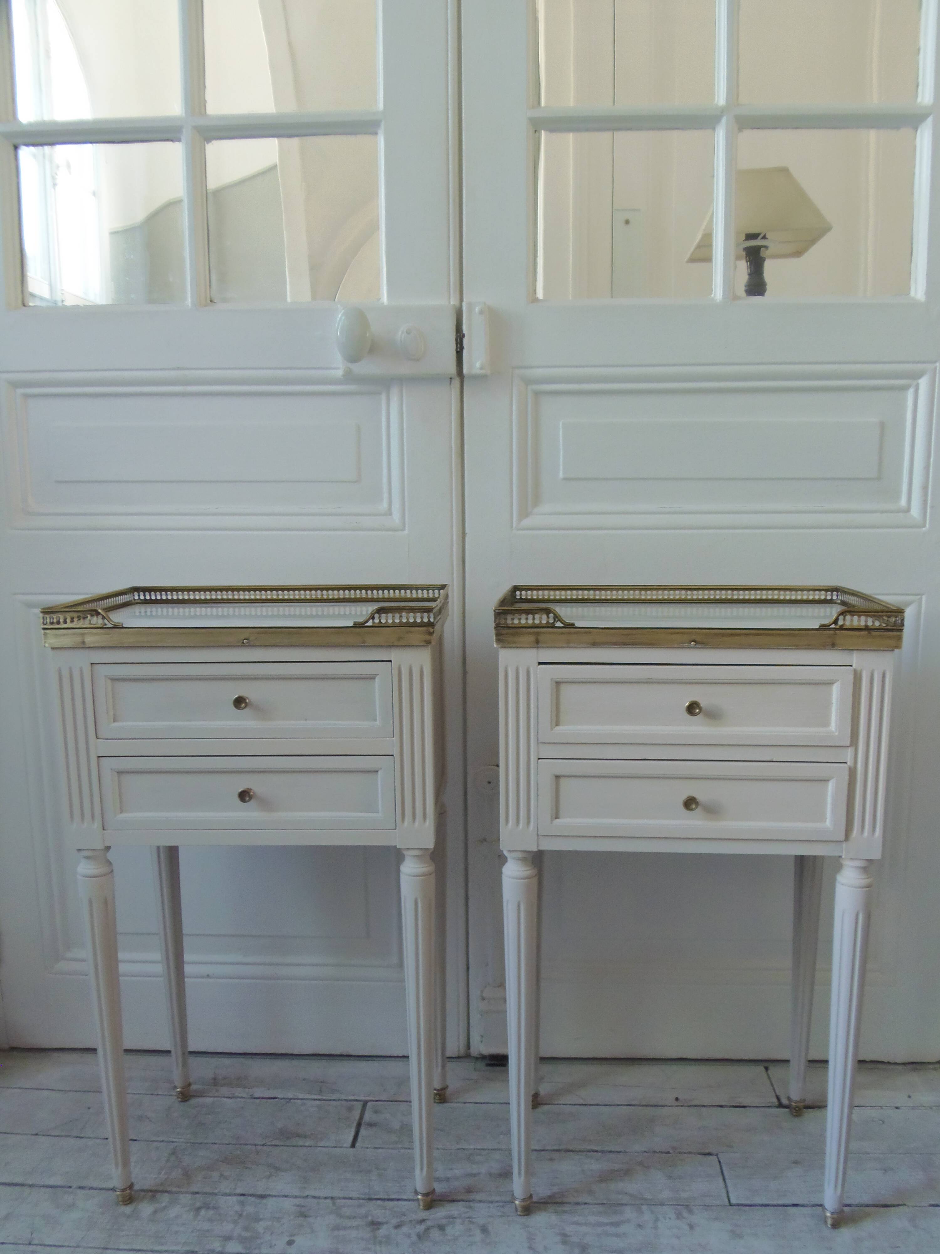 Pair of beautifully crafted bedside tables, end tables, pearl gray.