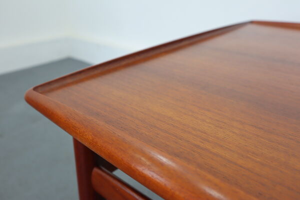 table basse par Grete Jalk Danemark années 1970
